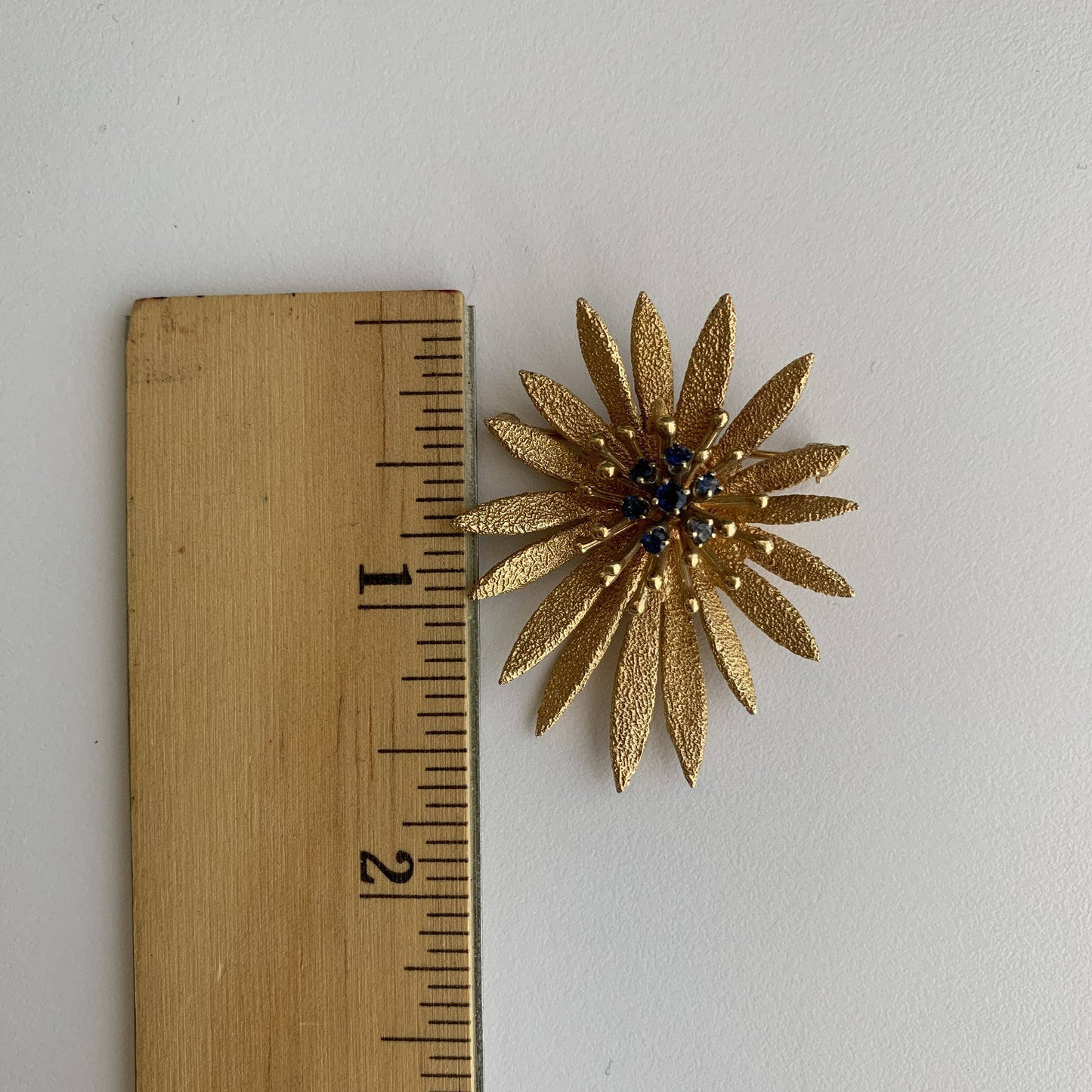 14k Flower Brooch in Yellow Gold With Sapphires 10.46g