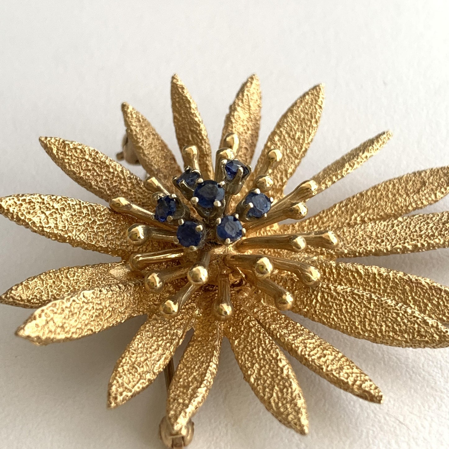 14k Flower Brooch in Yellow Gold With Sapphires 10.46g