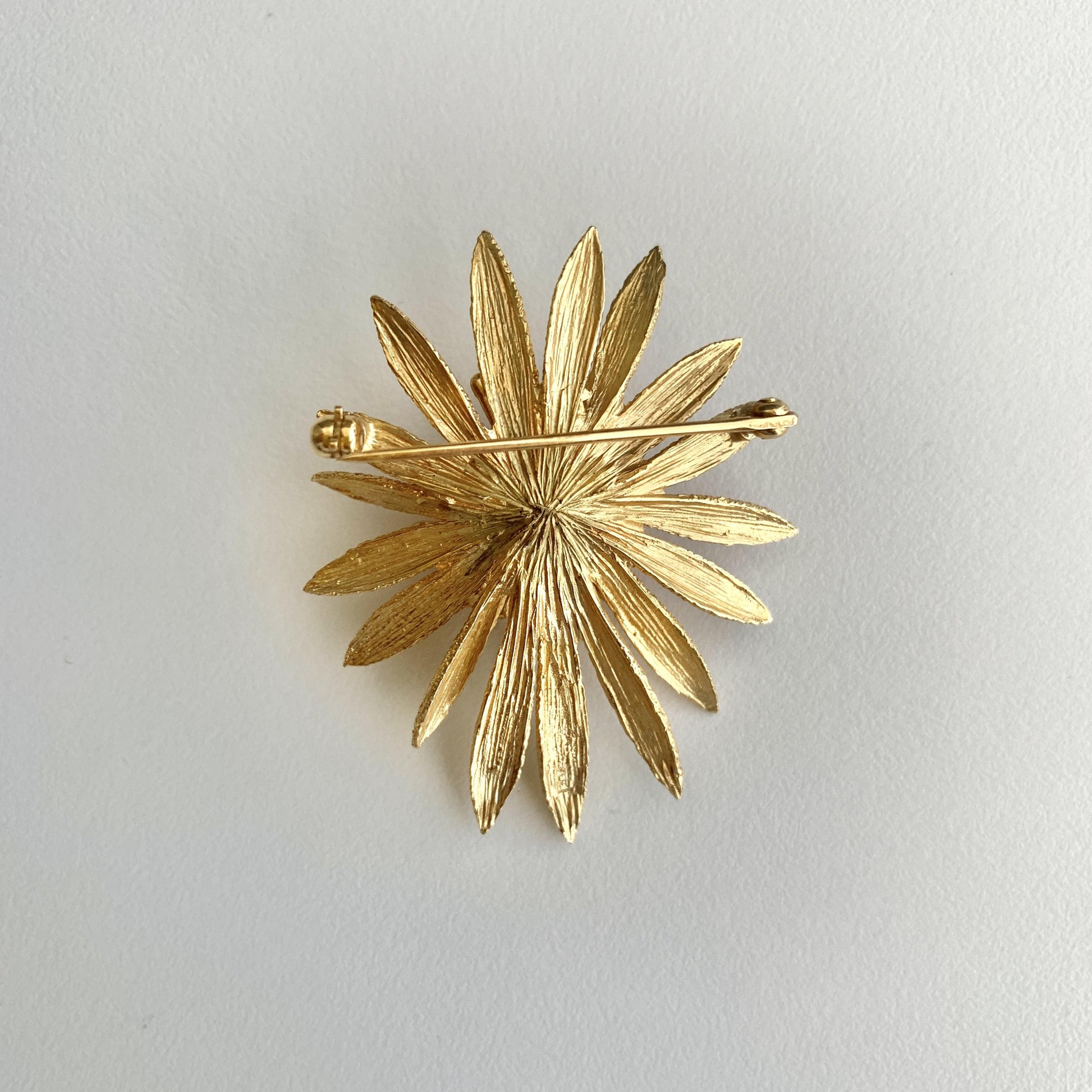 14k Flower Brooch in Yellow Gold With Sapphires 10.46g