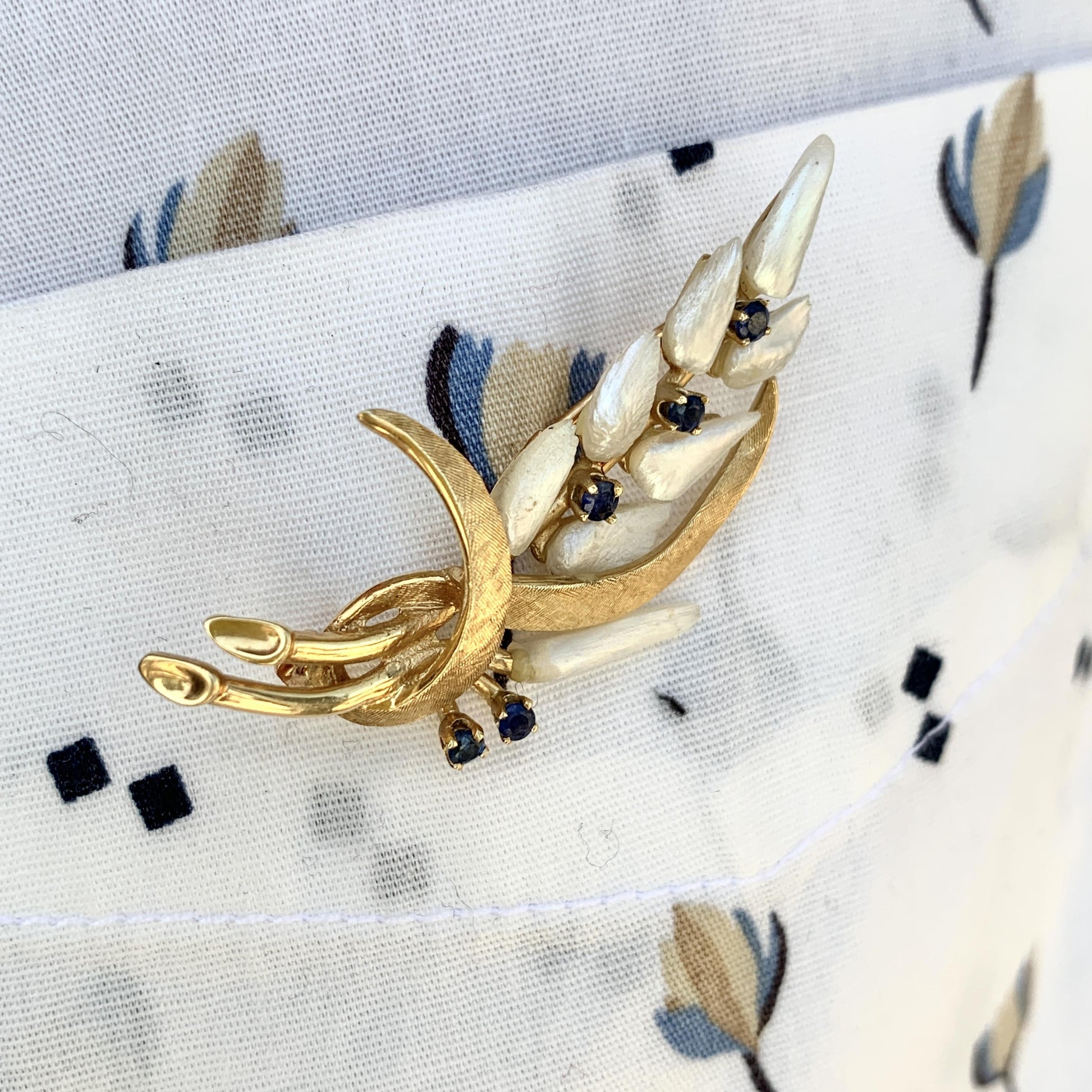 0.30 cttw Blue Sapphire & Mississippi Pearl Brooch in 14K Yellow Gold