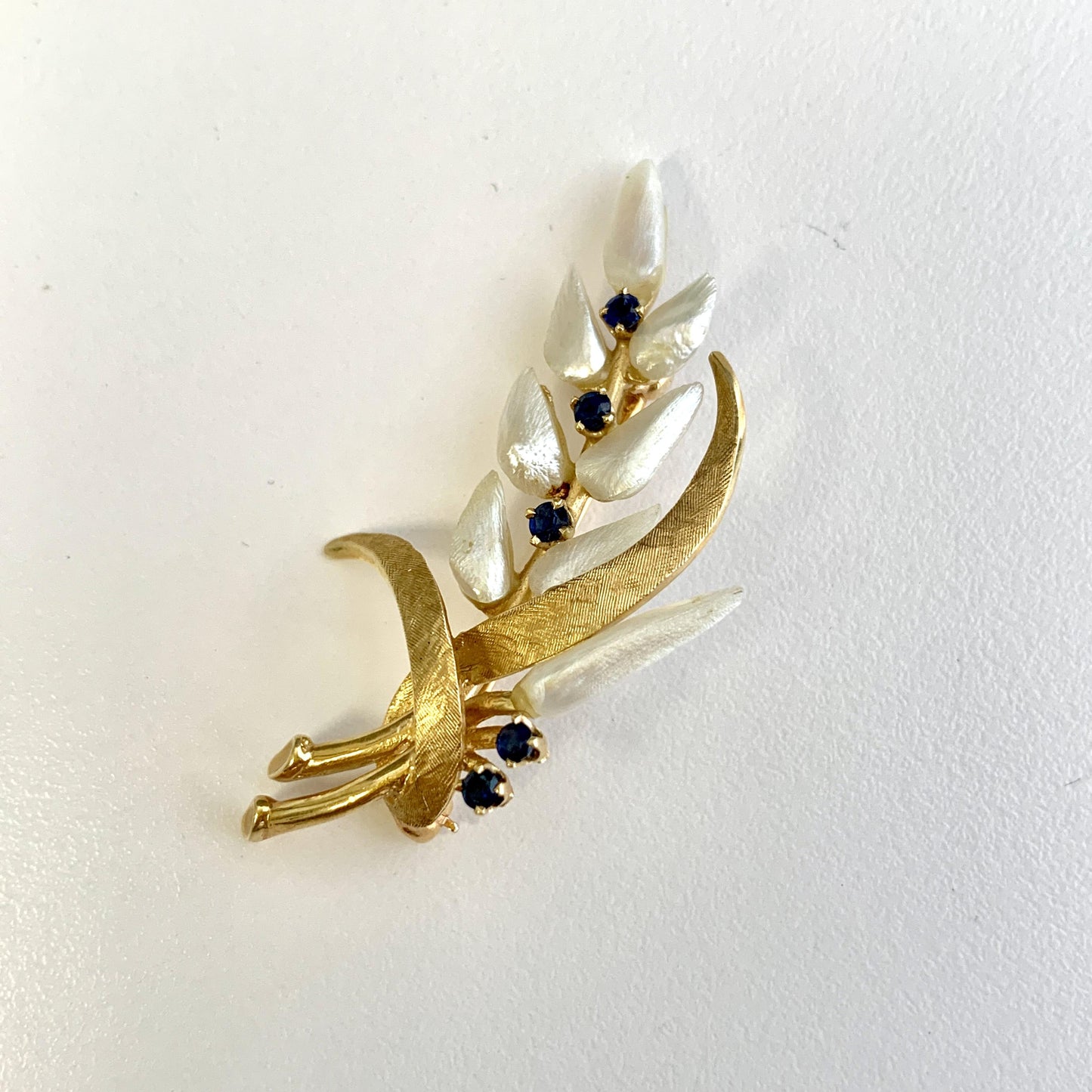 0.30 cttw Blue Sapphire & Mississippi Pearl Brooch in 14K Yellow Gold