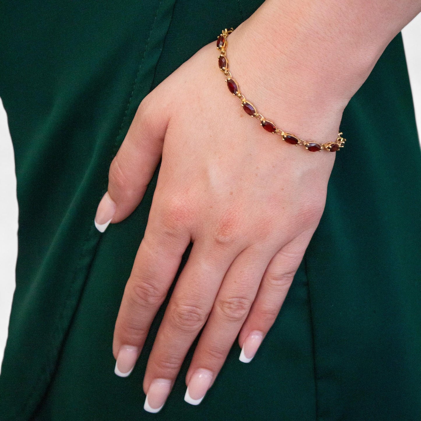 Vintage 7.80 cttw. Oval Garnet Bracelet in 14k Yellow Gold