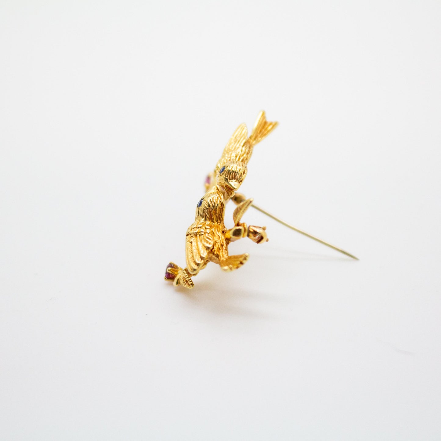 14k Yellow Gold Birds Brooch With Blue & Pink Sapphires 9.12g