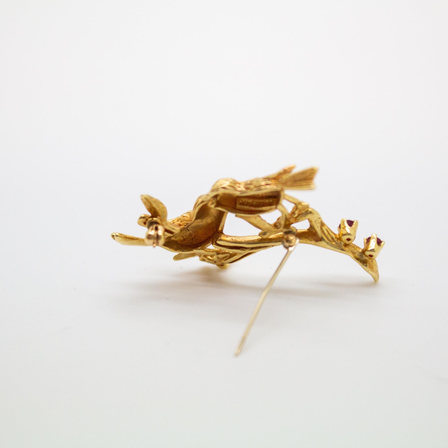 14k Yellow Gold Birds Brooch With Blue & Pink Sapphires 9.12g