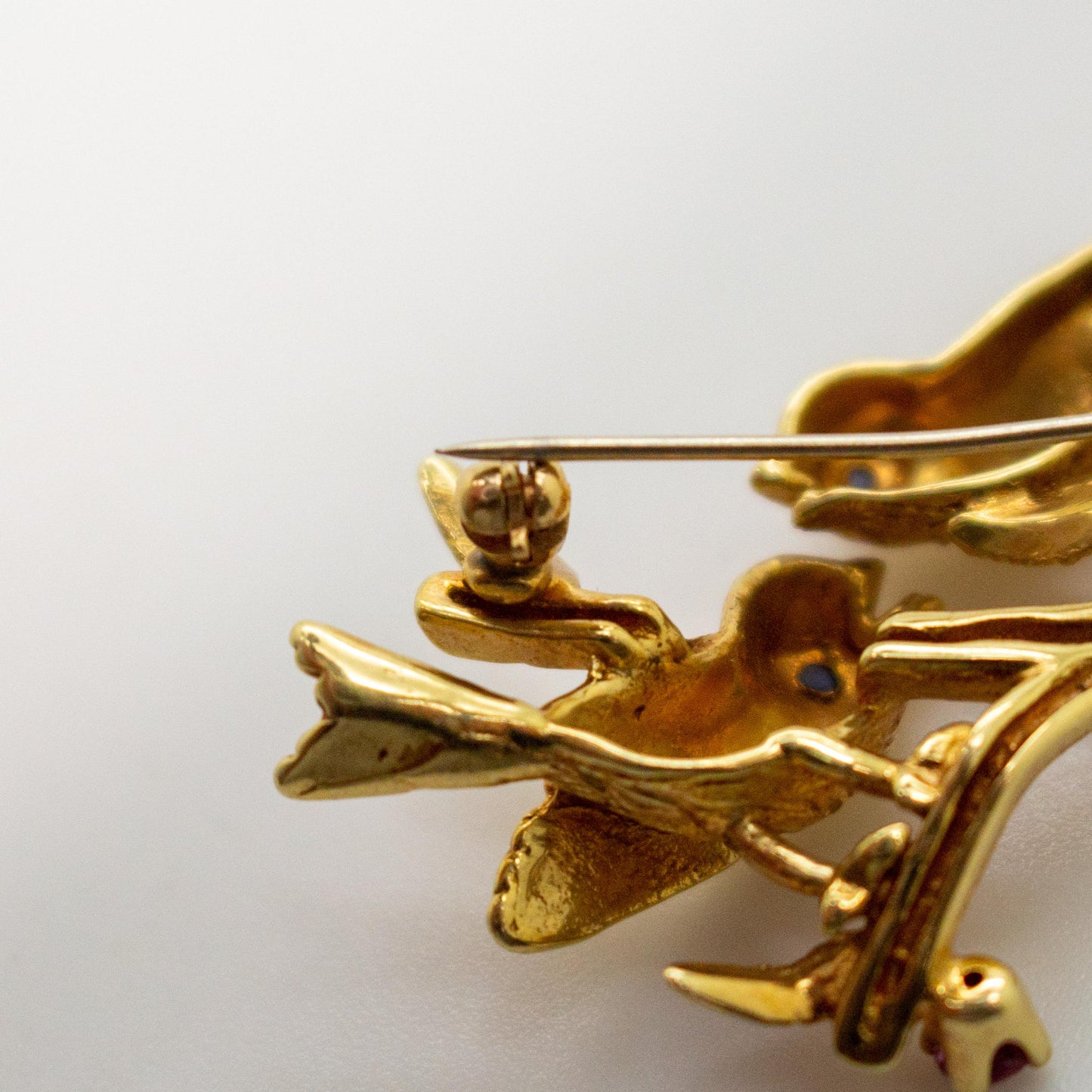 14k Yellow Gold Birds Brooch With Blue & Pink Sapphires 9.12g