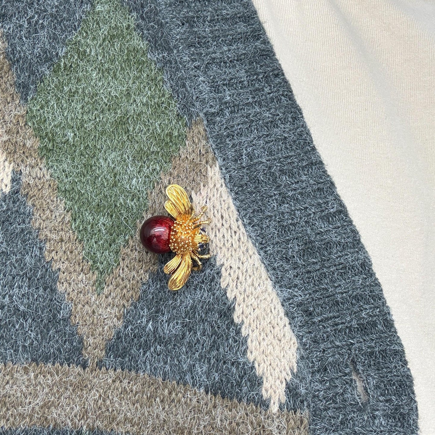 Vintage 18k Yellow Gold Bee Brooch with Blue Sapphire 14.60g