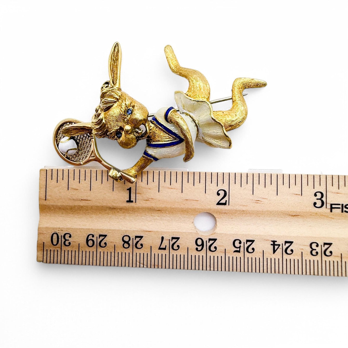 Vintage 18K Yellow Gold Martine Tennis Rabbit Brooch whith Blue Sapphires 20.8
