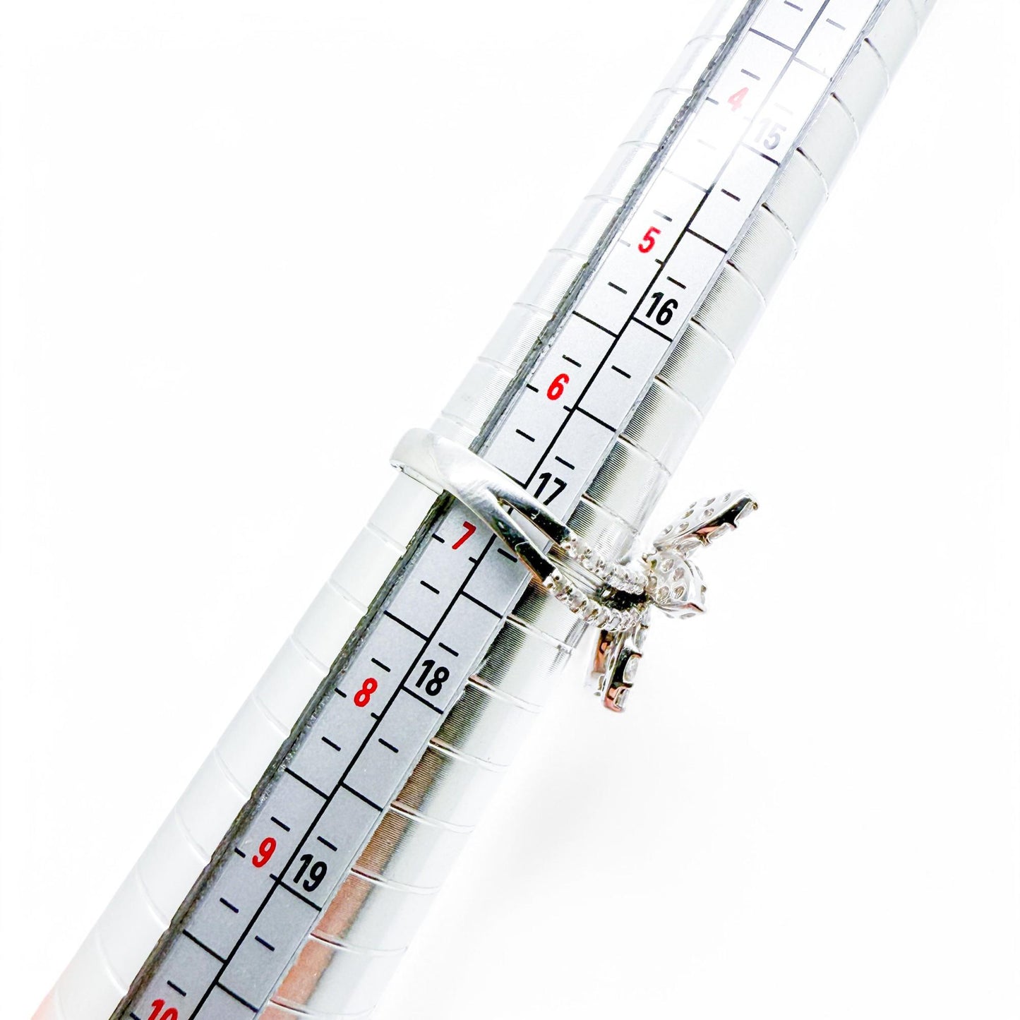 1.50 cttw. White Diamond Flower Ring in 18k White Gold 7US 5.70g.