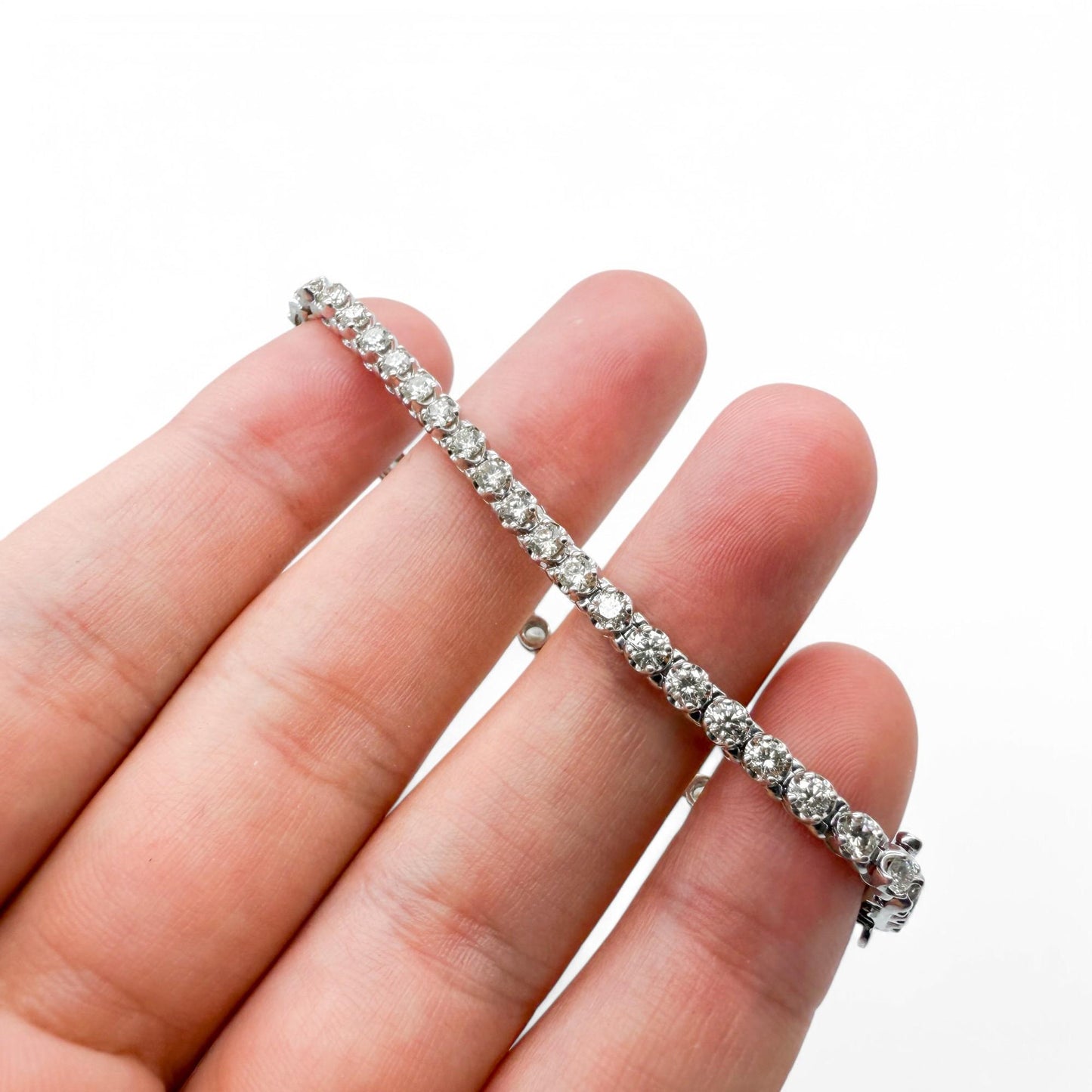 5.20 cttw. White Diamond Tennis Bracelet in 10K White Gold 10.60g.