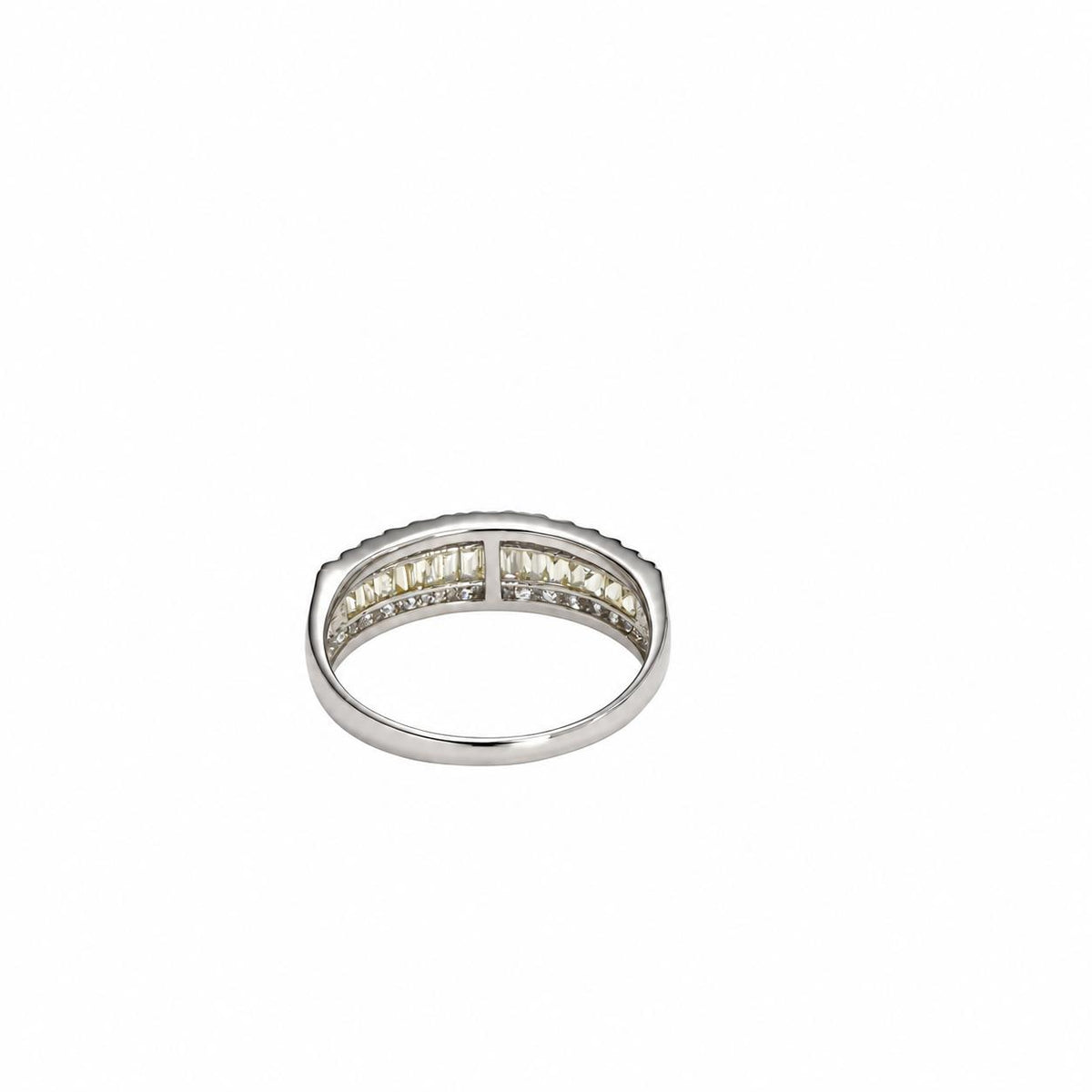 1cttw. White Diamond Baguette Ring in 18k White Gold 7US 3.90g.
