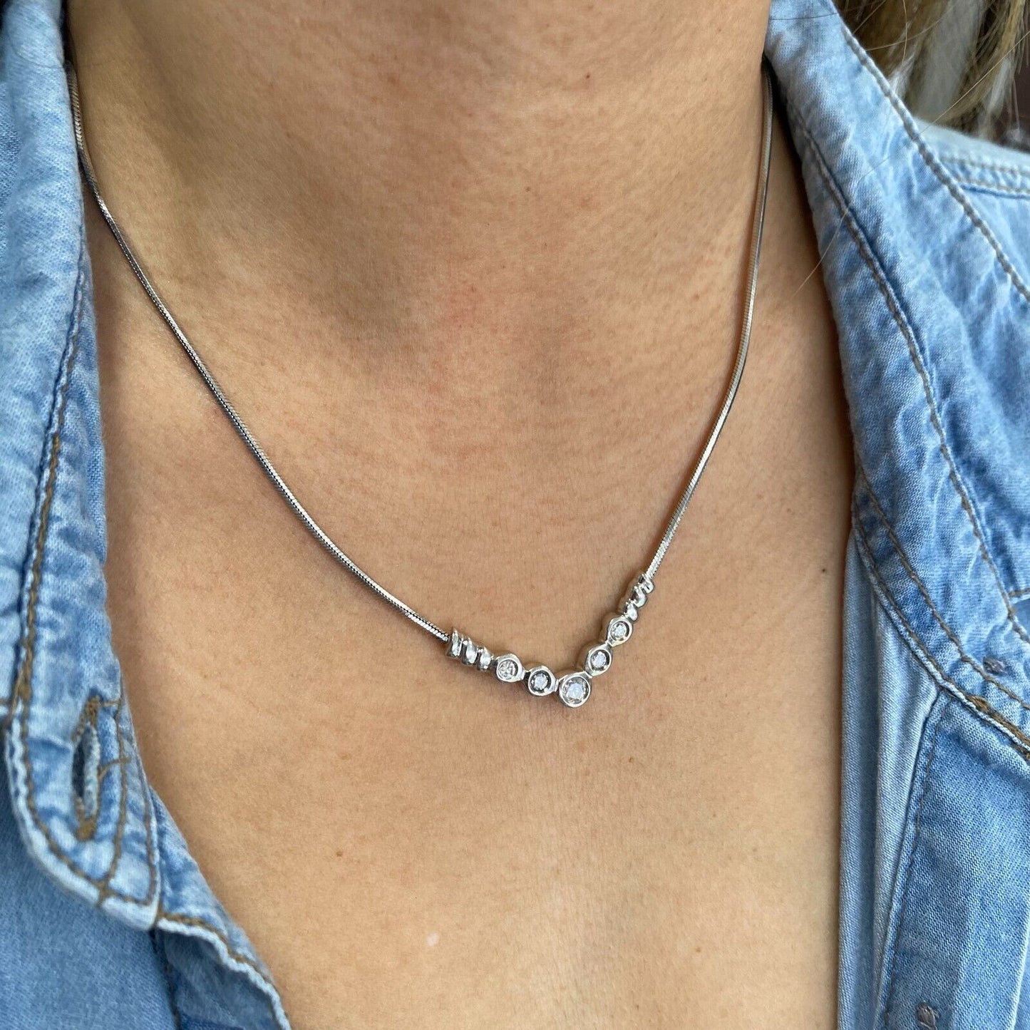 Diamond Bar Curved v-Pendant Necklace in 14kl White Gold 16"