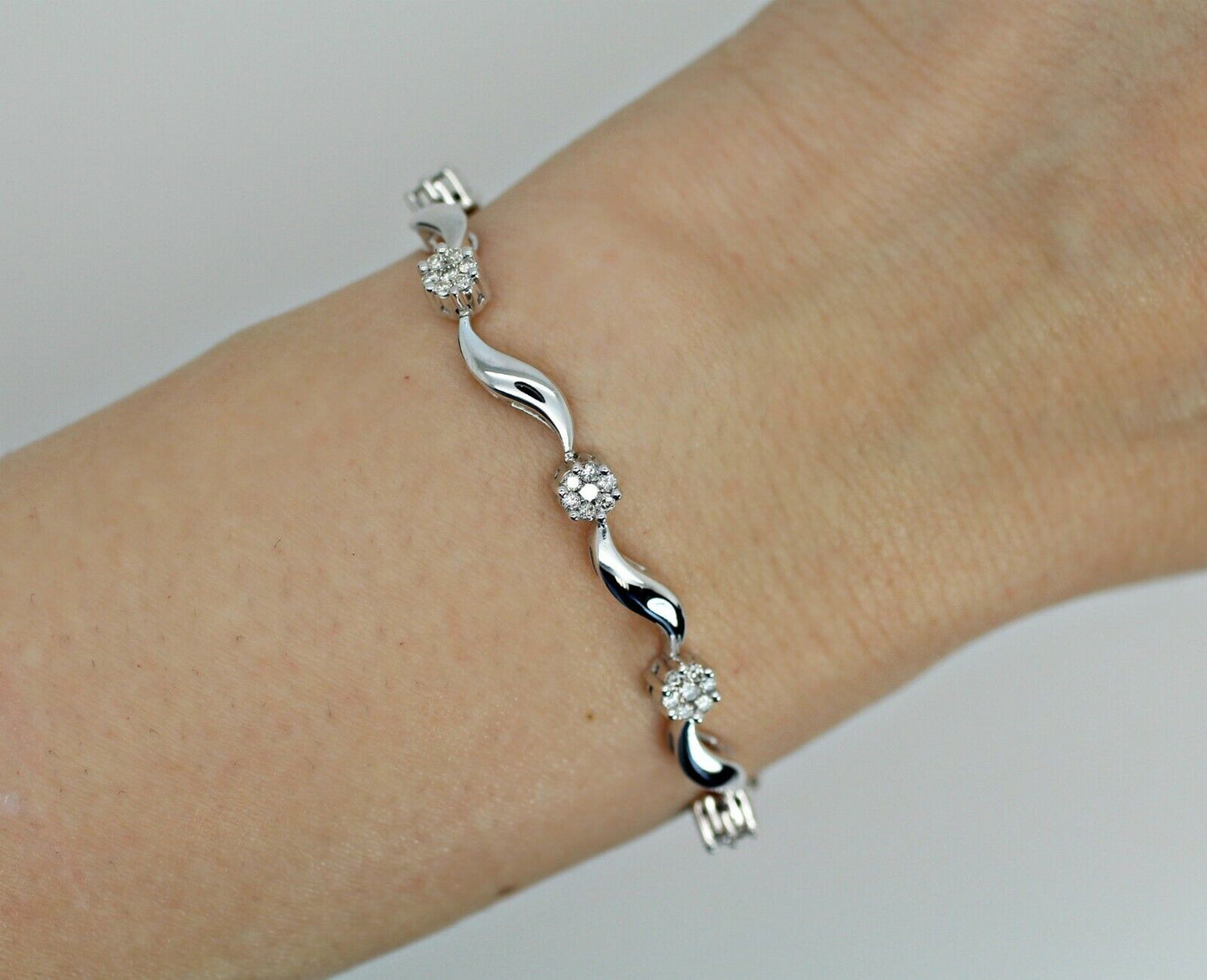 14k White Gold Lady’s Diamond Bracelet 0.75ctw H-I Vs2-Si1 7” With Appraisal