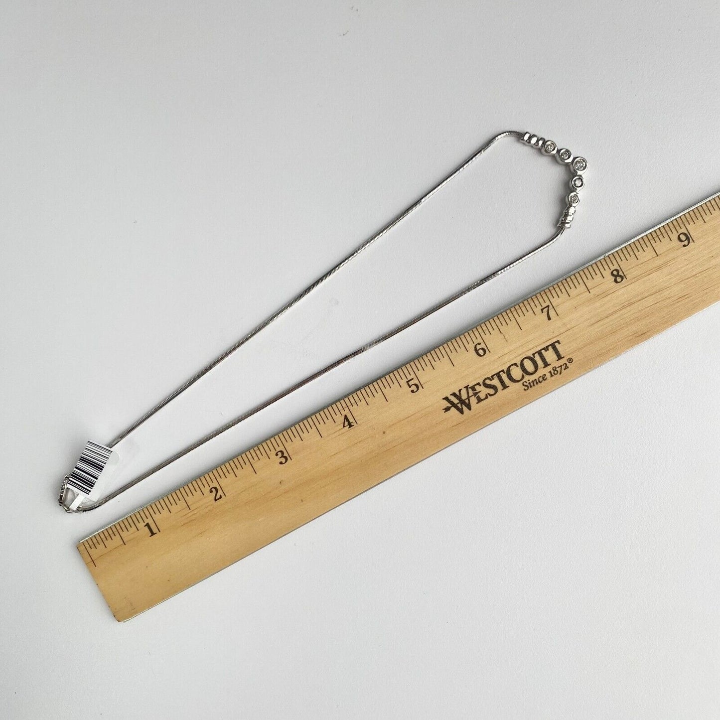 Diamond Bar Curved v-Pendant Necklace in 14kl White Gold 16"