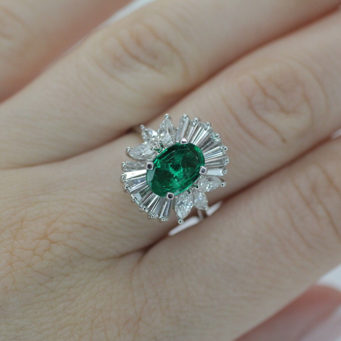 18K WHITE GOLD OVAL EMERALD & DIAMOND COCKTAIL RING Size 7.5