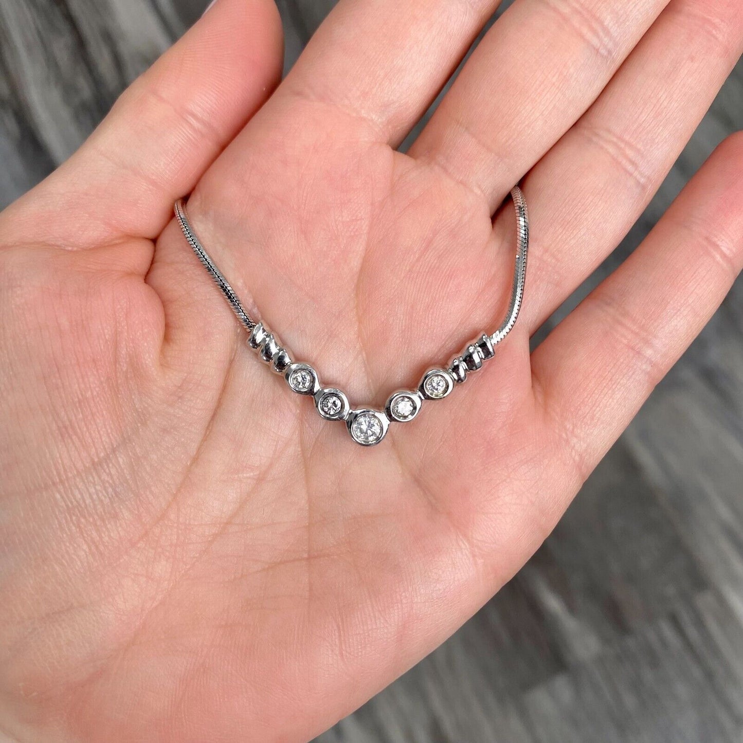 Diamond Bar Curved v-Pendant Necklace in 14kl White Gold 16"