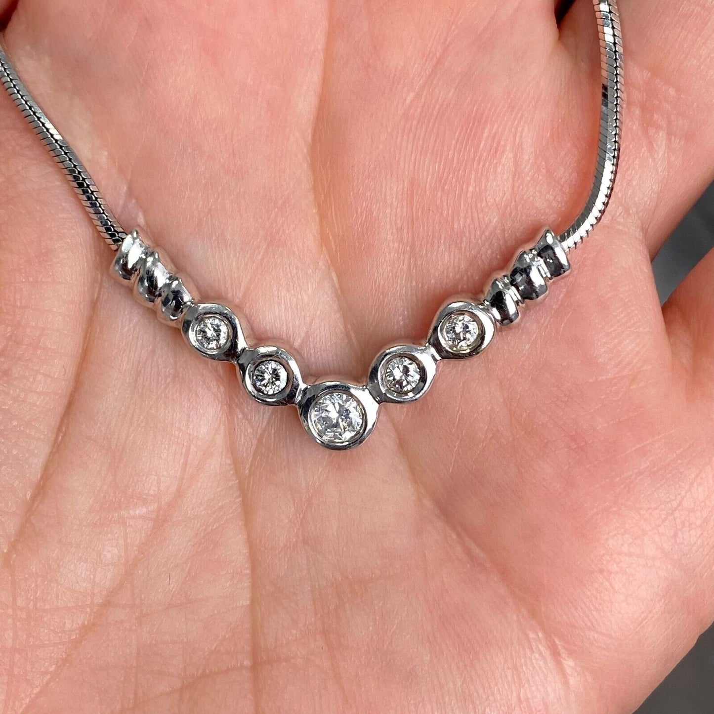 Diamond Bar Curved v-Pendant Necklace in 14kl White Gold 16"