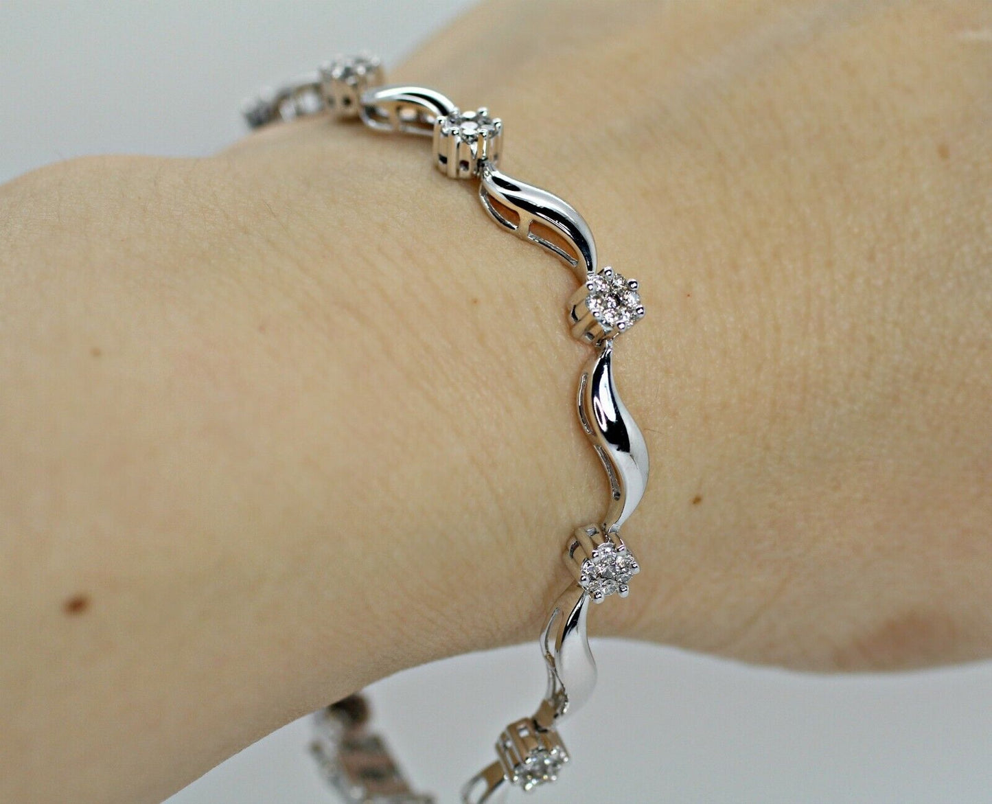14k White Gold Lady’s Diamond Bracelet 0.75ctw H-I Vs2-Si1 7” With Appraisal