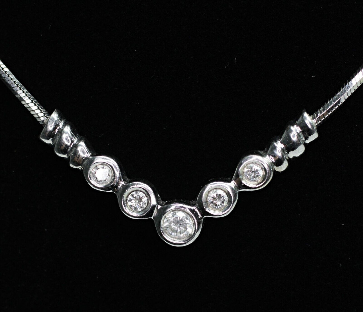 Diamond Bar Curved v-Pendant Necklace in 14kl White Gold 16"