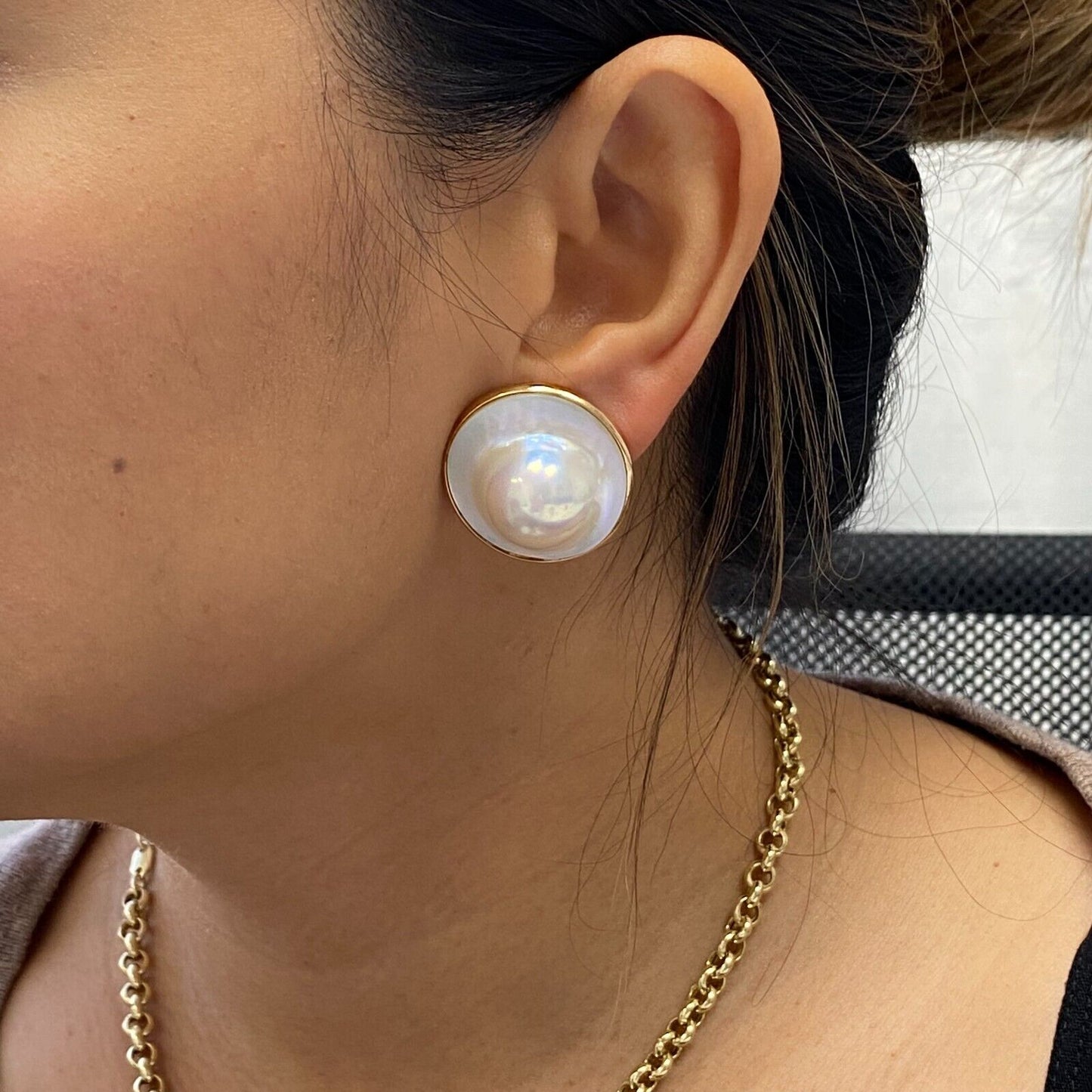 Vintage 14k Yellow Gold Mabe Mother Pearl Round Clip on Earrings