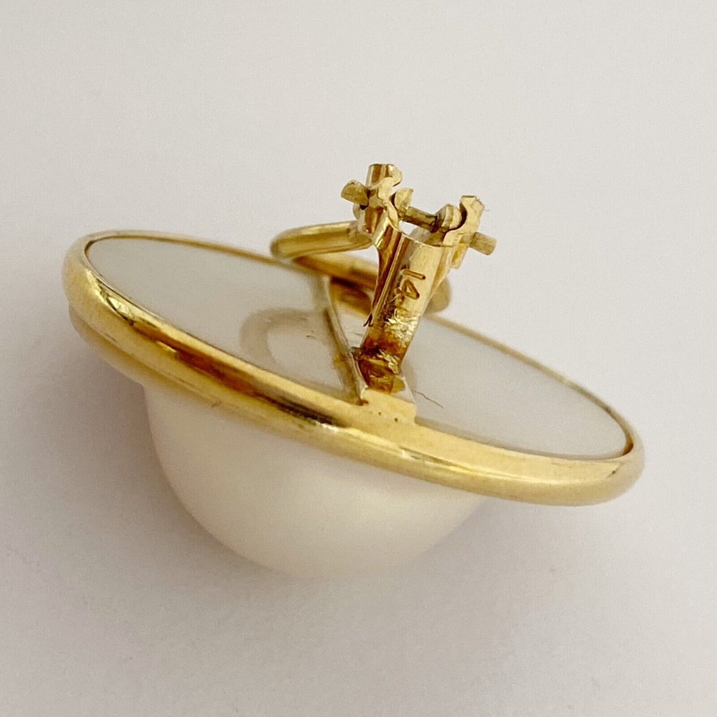 Vintage 14k Yellow Gold Mabe Mother Pearl Round Clip on Earrings