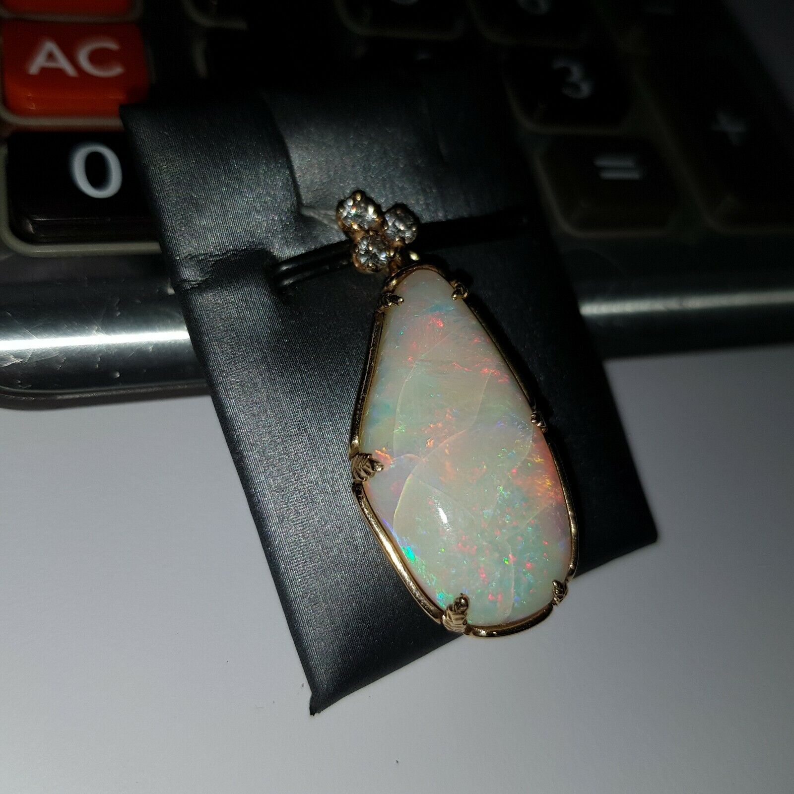 VINTAGE WHITE OPAL PENDANT IN 14K YELLOW GOLD WITH 0.30ctw DIAMONDS