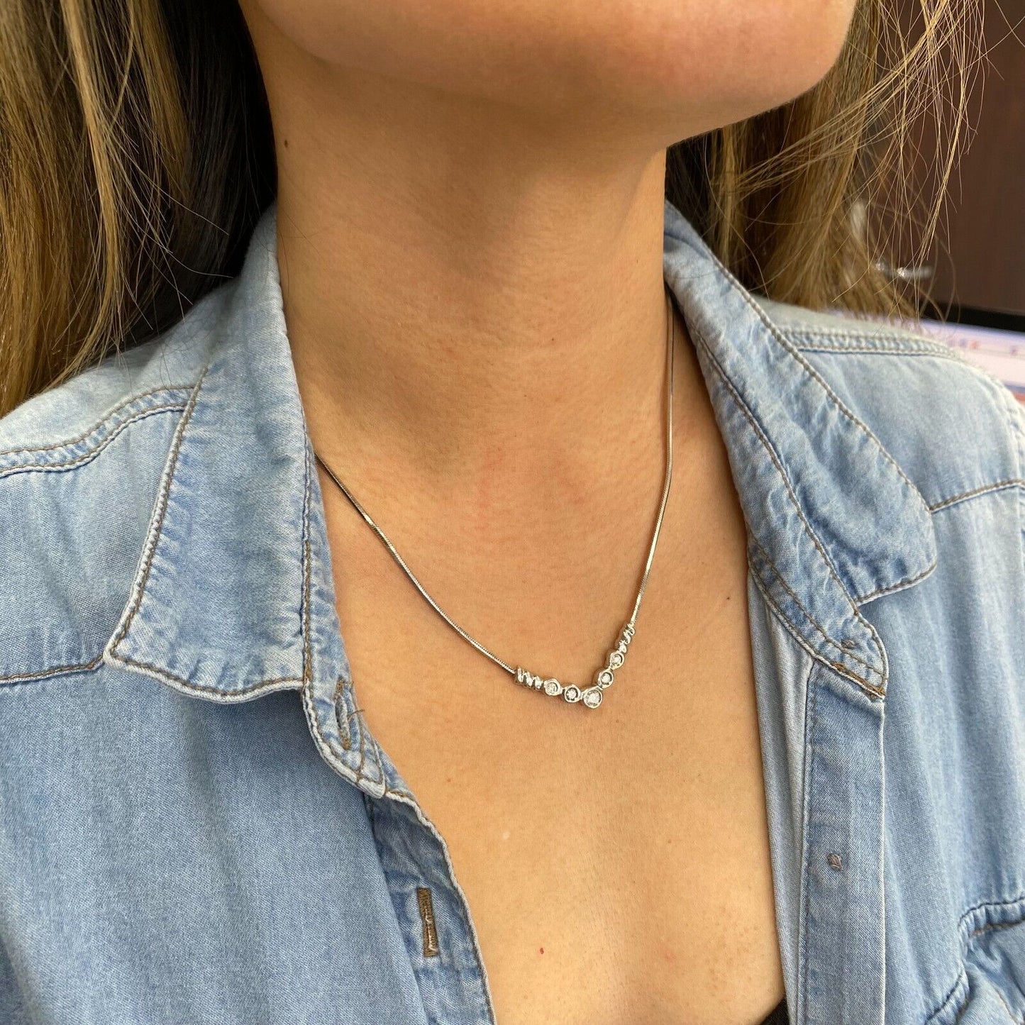 Diamond Bar Curved v-Pendant Necklace in 14kl White Gold 16"