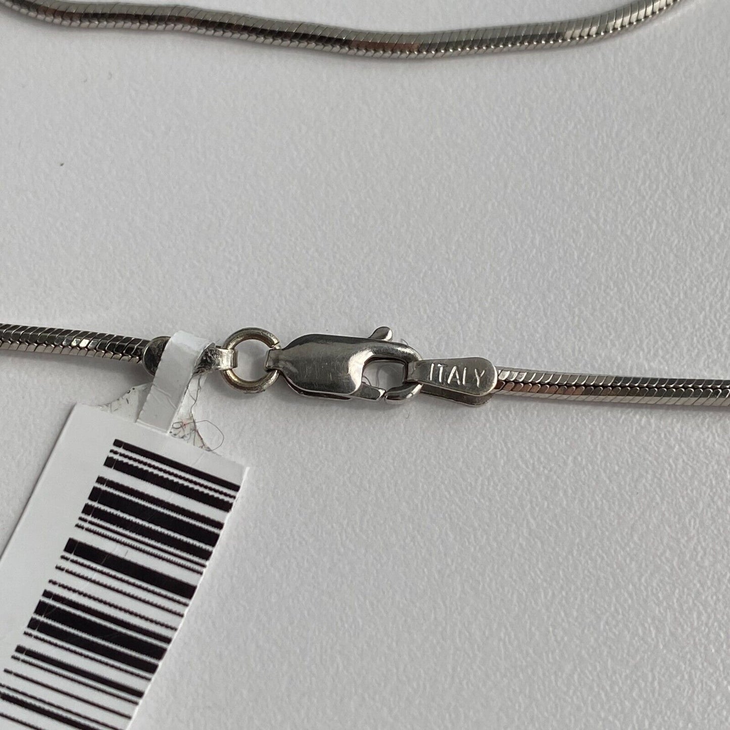 Diamond Bar Curved v-Pendant Necklace in 14kl White Gold 16"
