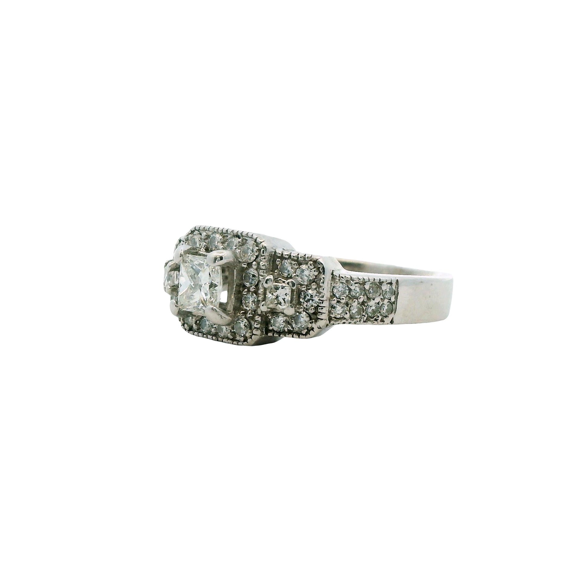1.07cttw. White Diamond Ring in 14k White Gold 8.5US 7.3g.