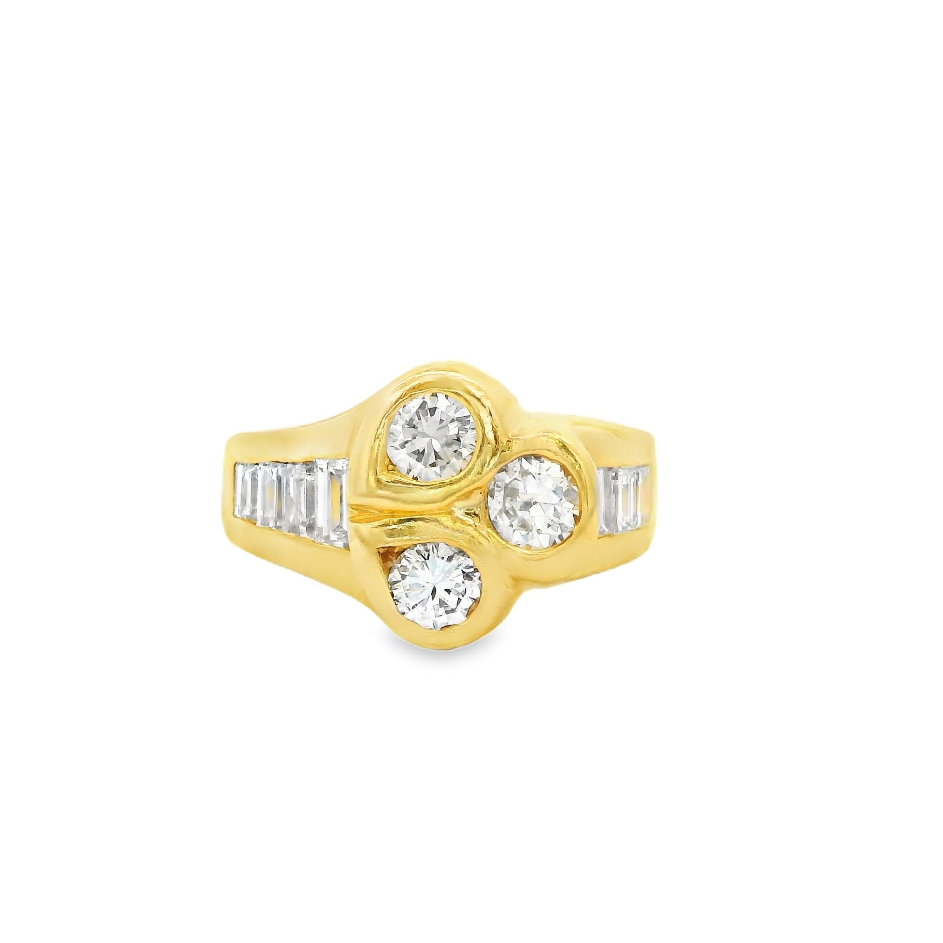 0.96cttw. White Diamond Vintage 18k Yellow Gold Ring 6.25US 11.30g.