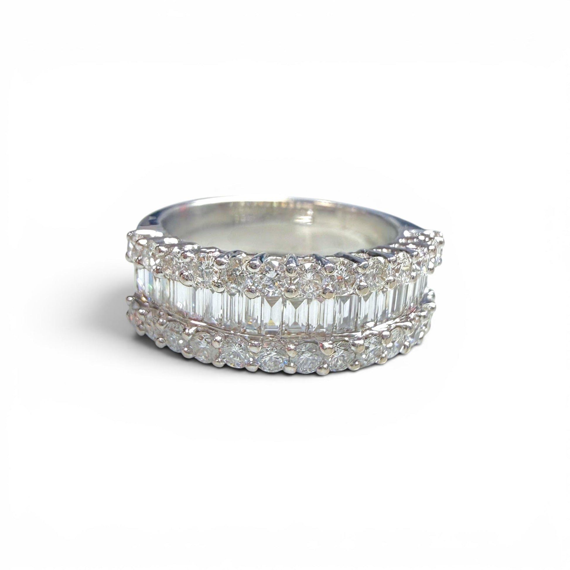 1.35cttw.  White Diamond Ring in 18k White Gold 6.25US 7.12g.