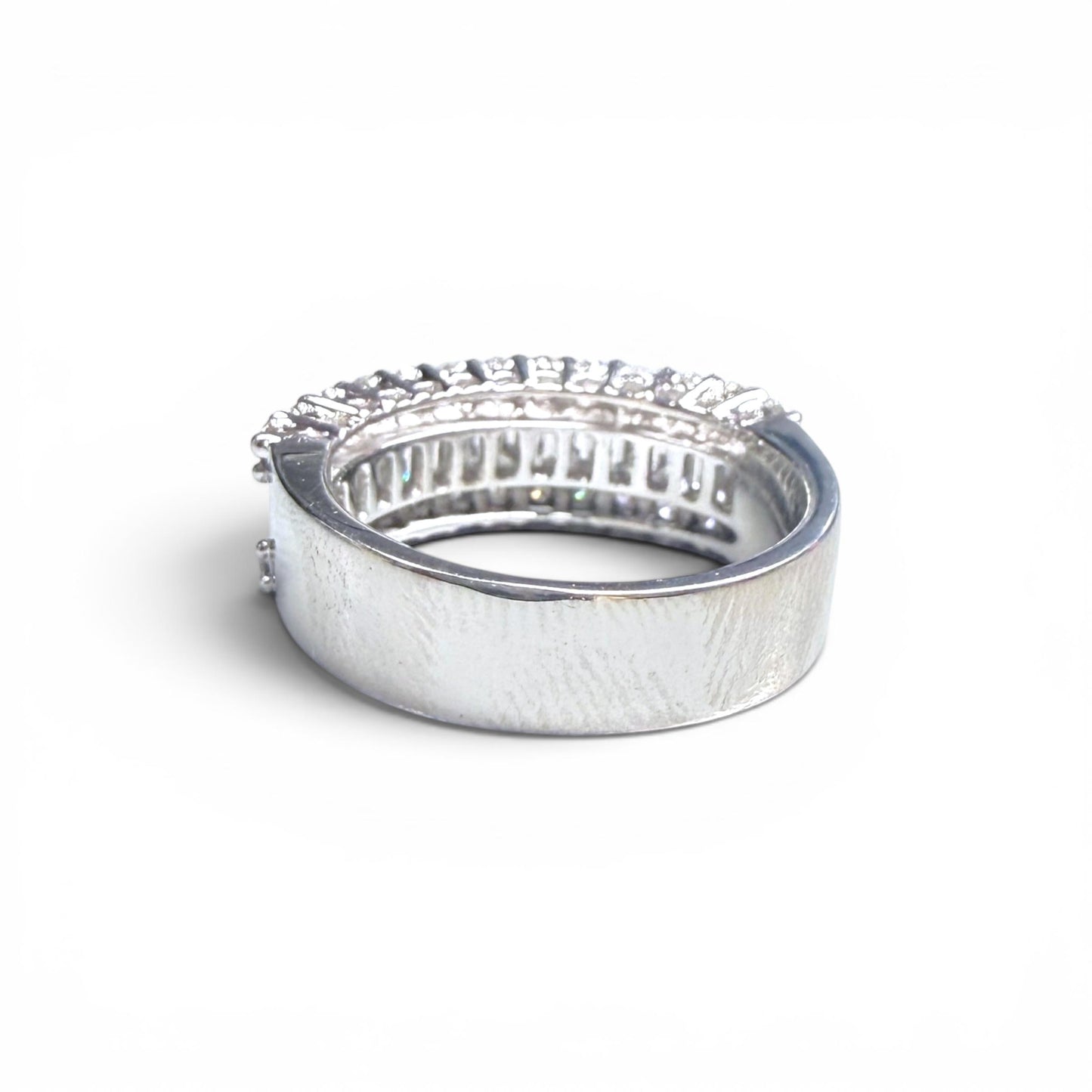 1.35cttw.  White Diamond Ring in 18k White Gold 6.25US 7.12g.
