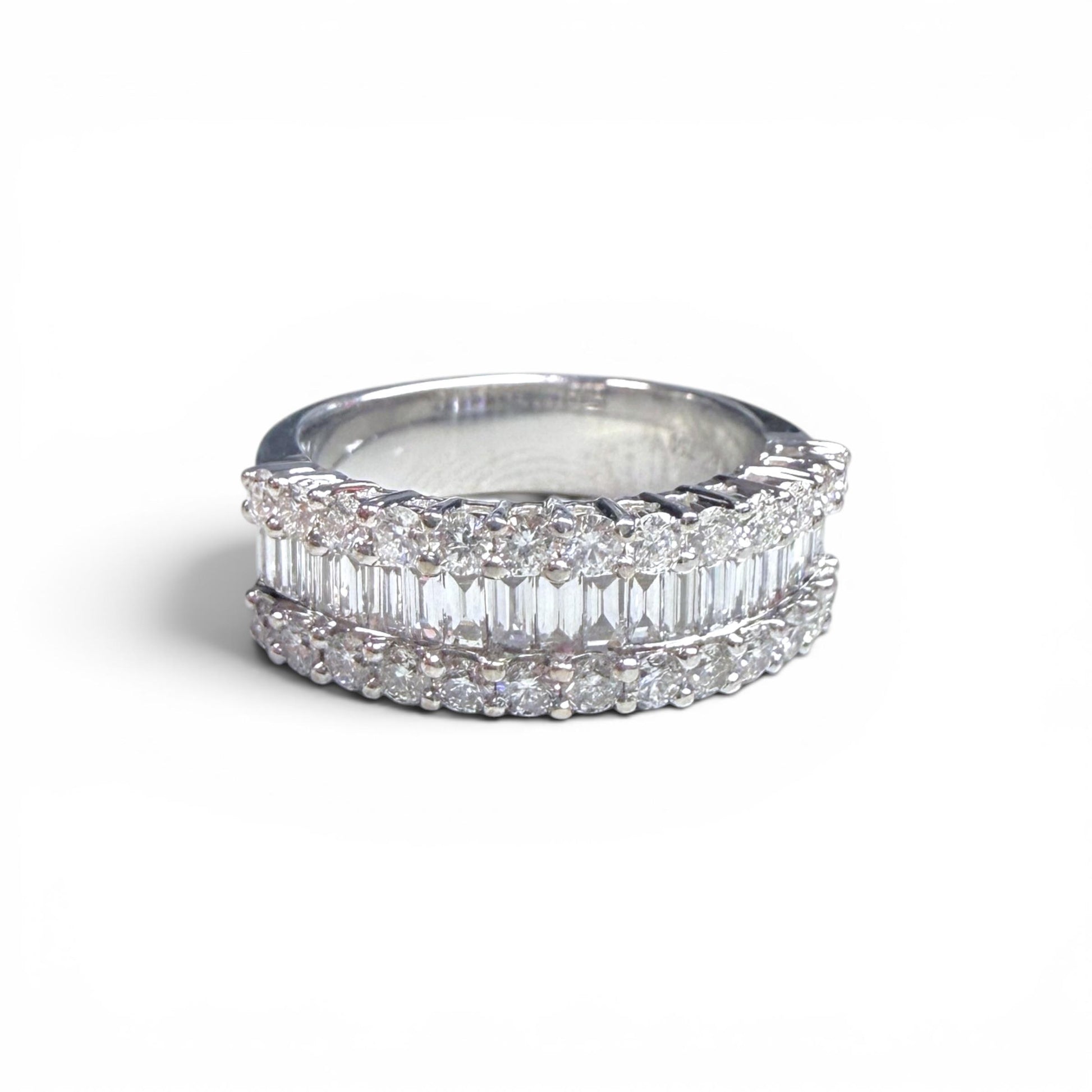 1.35cttw.  White Diamond Ring in 18k White Gold 6.25US 7.12g.