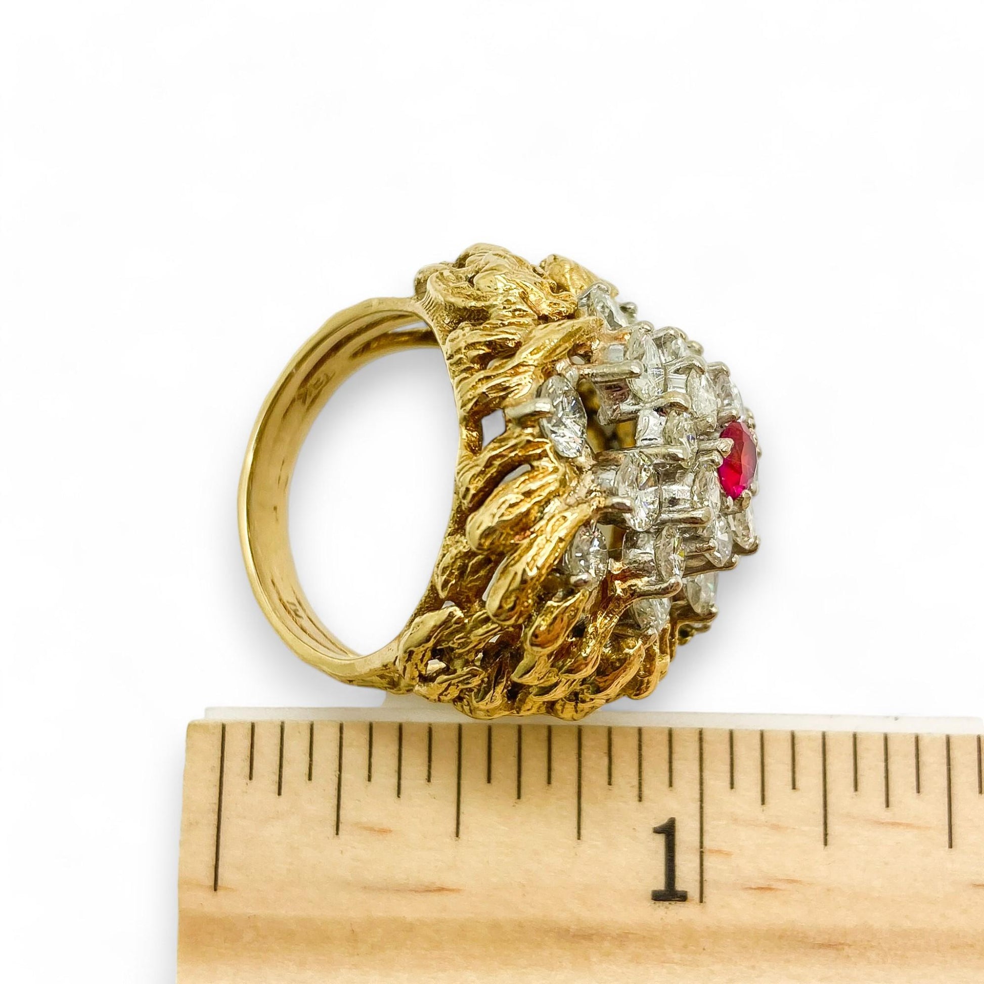 Diamond and Ruby Vintage Ring in 18K Yellow Gold 7US 14.5g