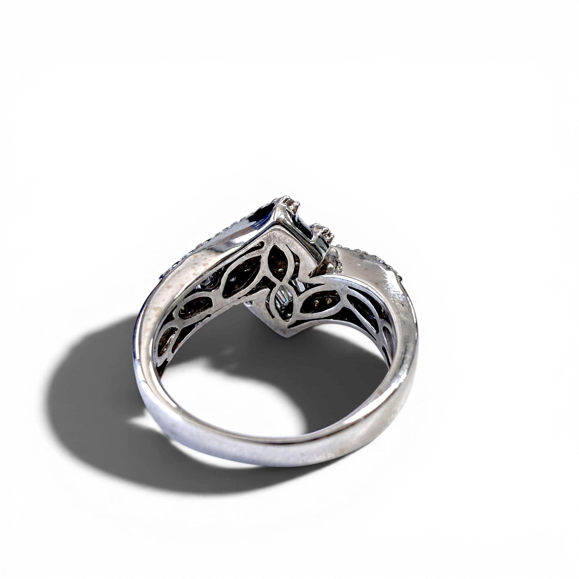 1.50cttw. White Diamond Fashion Ring in 18k White Gold 7.5US 8.1g.