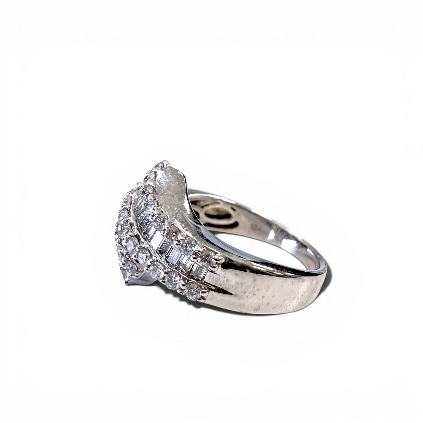 1.50cttw. White Diamond Fashion Ring in 18k White Gold 7.5US 8.1g.
