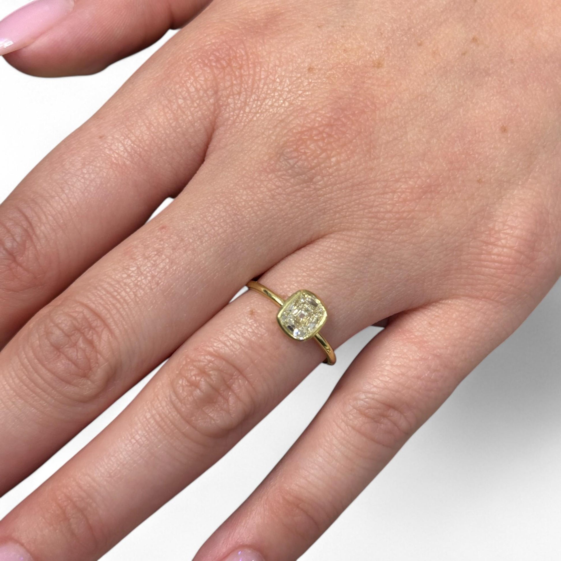 1.06ct. White Diamond Bezel Set Engagement Ring in 18k Yellow Gold 6.5US 2.15g.