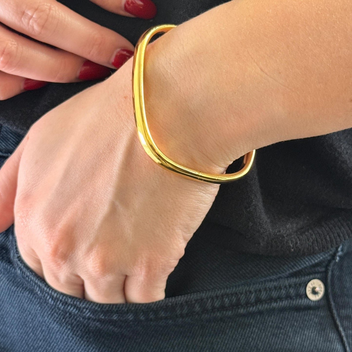 18k Yellow Gold Square Bangle 19.10g.