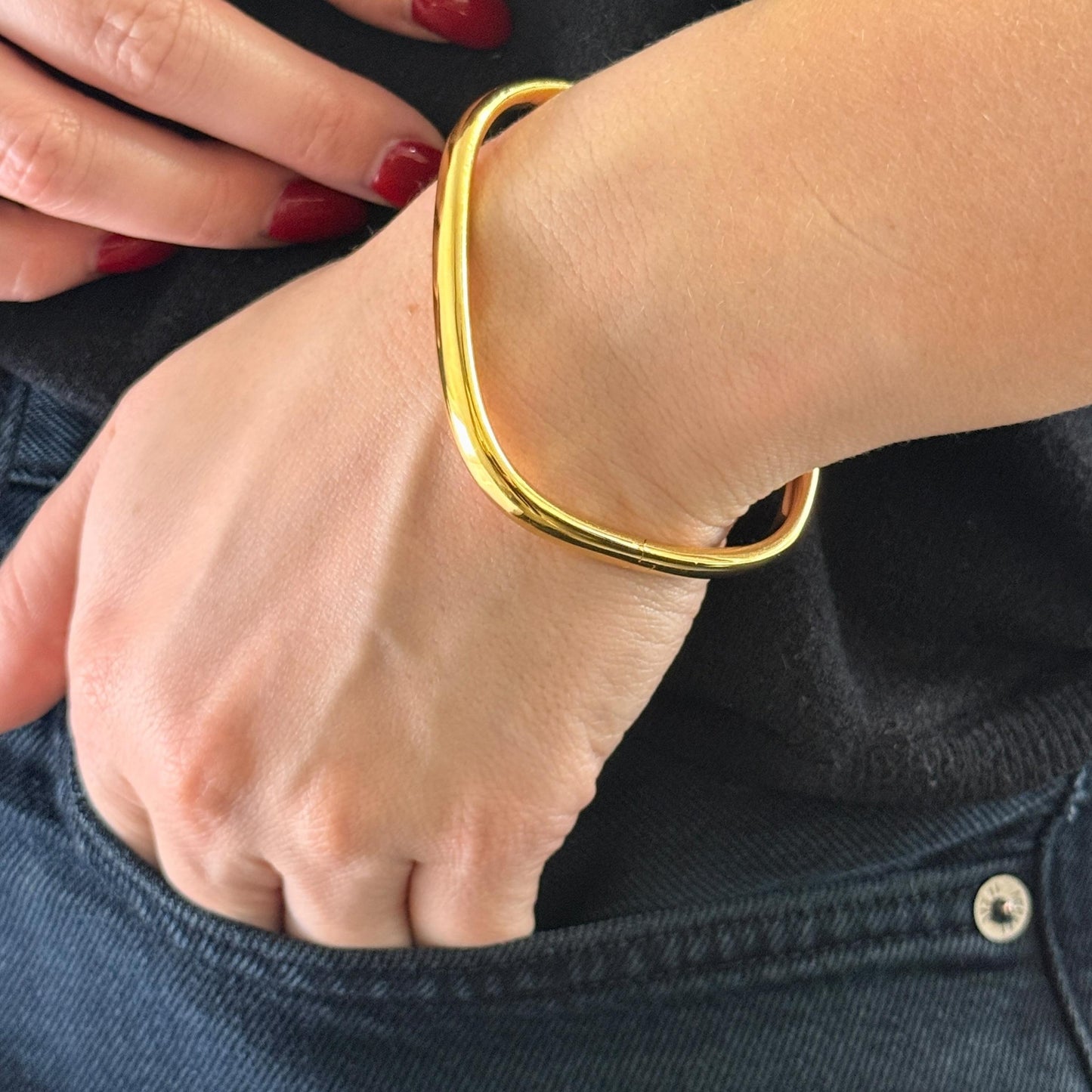 18k Yellow Gold Square Bangle 20.22g.