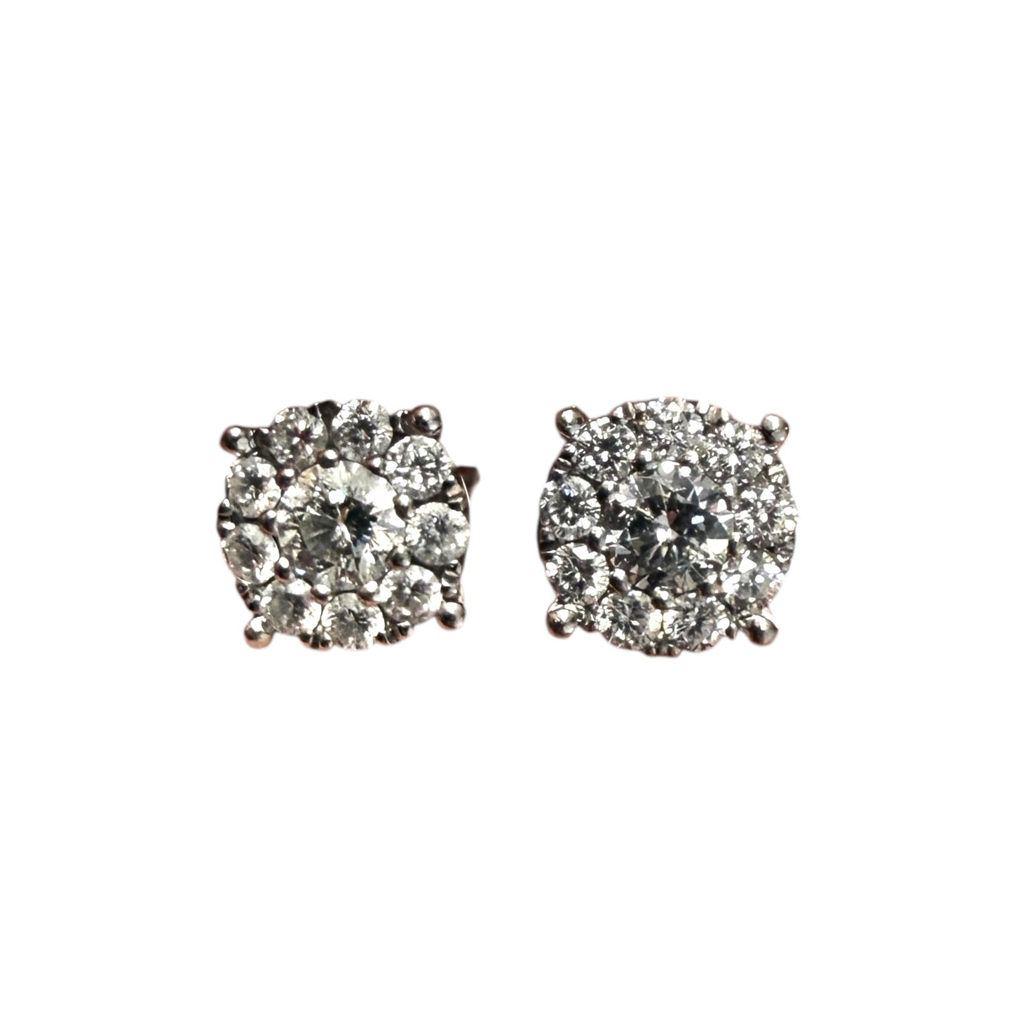 0.90 cttw. White Diamond Flower Stunds in 18k White Gold 1.95g.