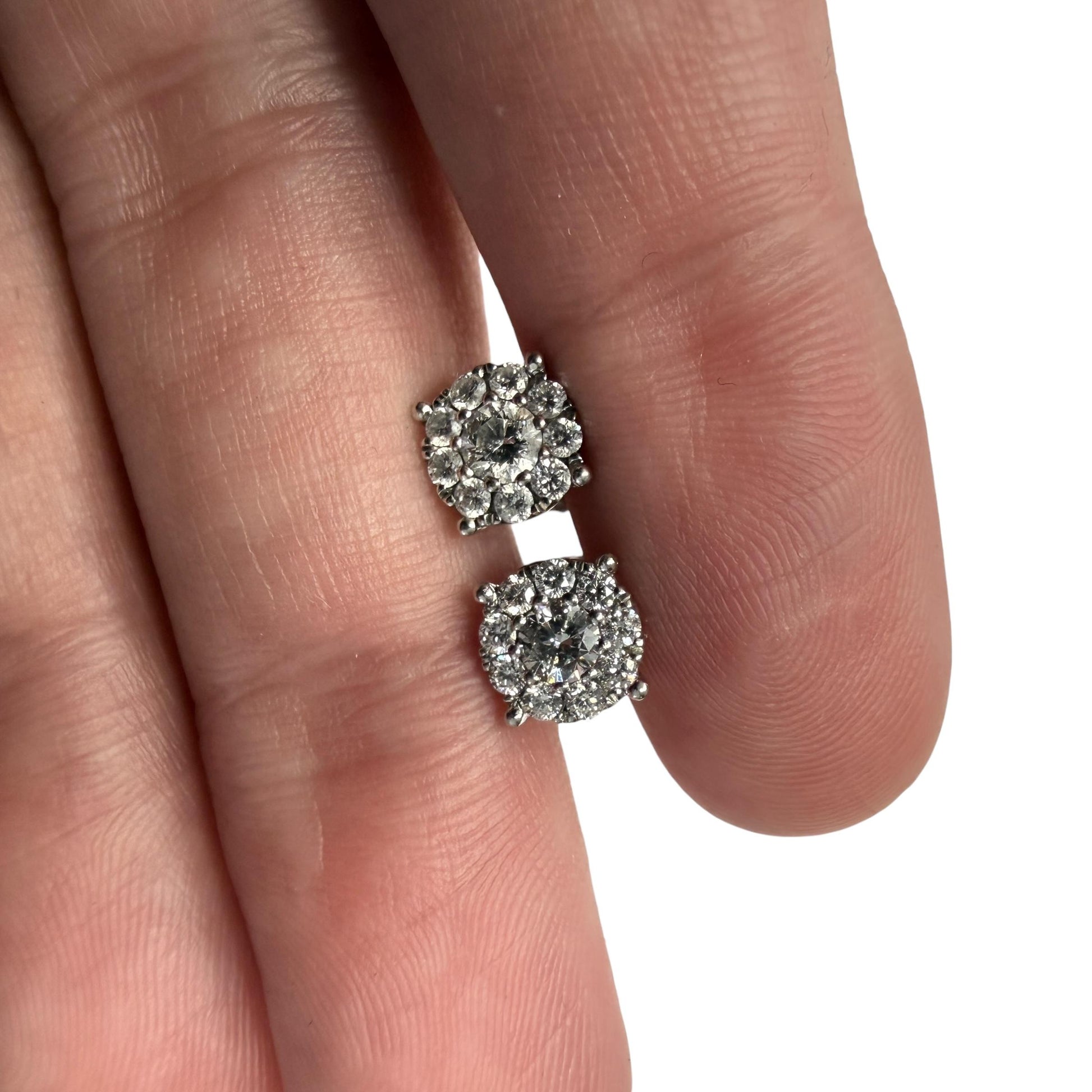 0.90 cttw. White Diamond Flower Stunds in 18k White Gold 1.95g.