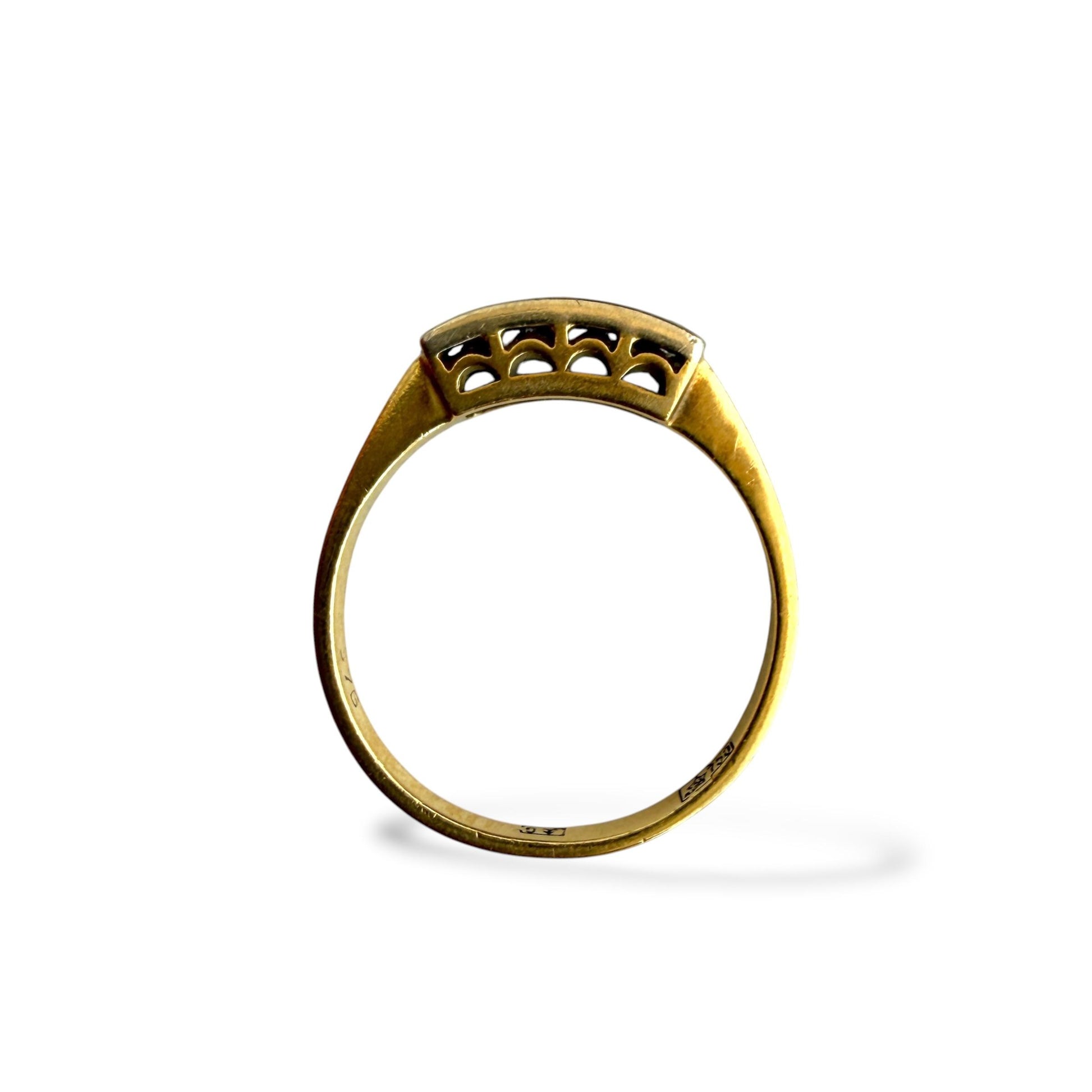 Vintage 0.15cttw. White Diamond 5 Stone Ring in 18k Yellow Gold 6.5US 2.35g.