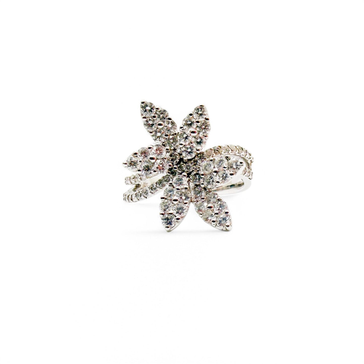 1.50 cttw. White Diamond Flower Ring in 18k White Gold 7US 5.70g.