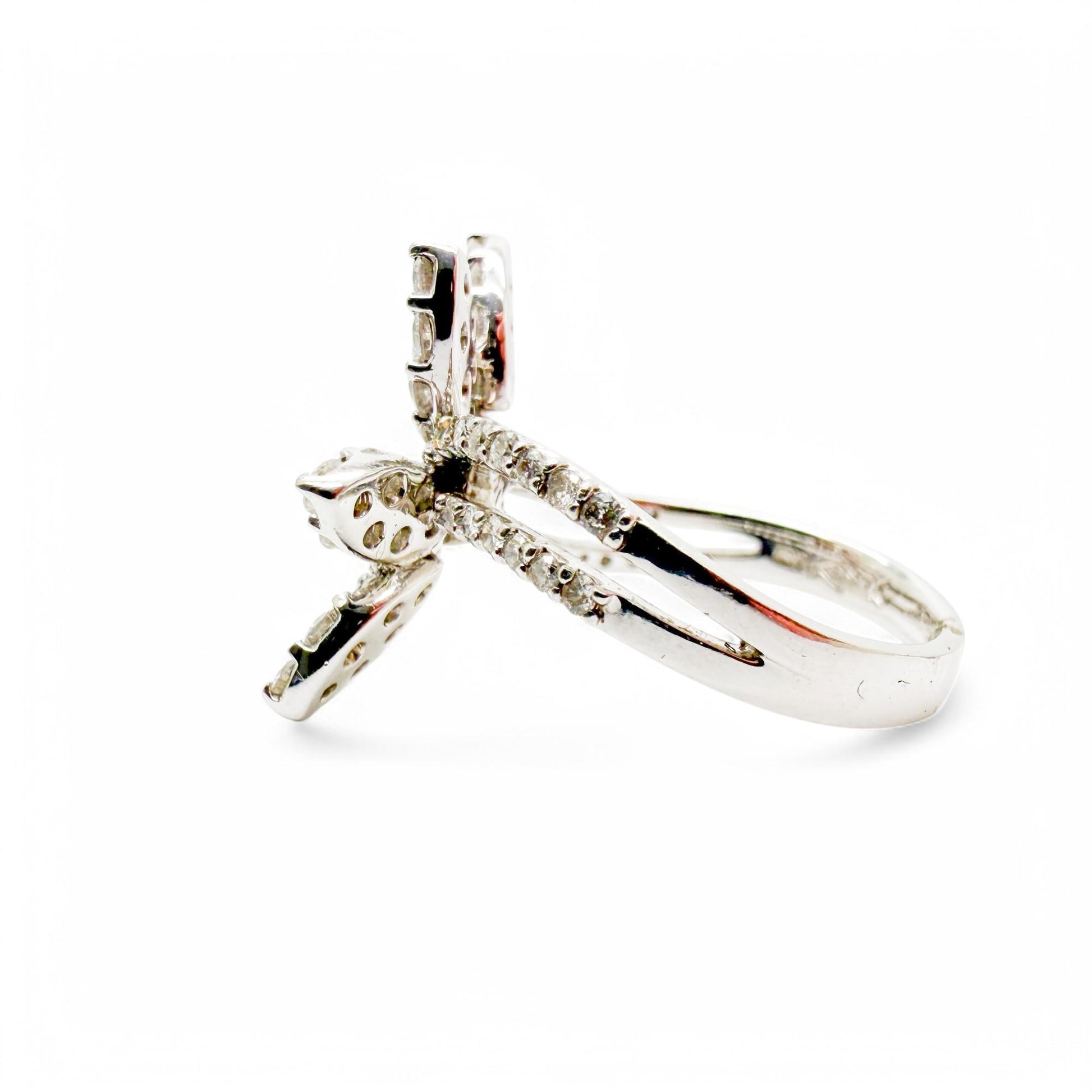 1.50 cttw. White Diamond Flower Ring in 18k White Gold 7US 5.70g.