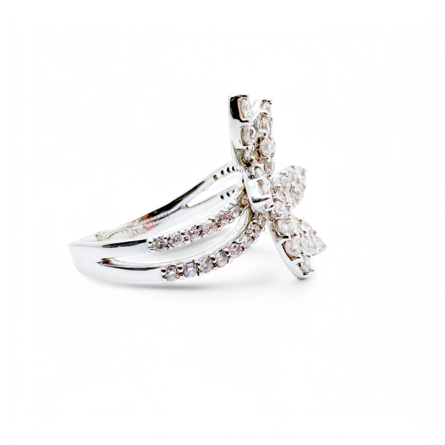 1.50 cttw. White Diamond Flower Ring in 18k White Gold 7US 5.70g.