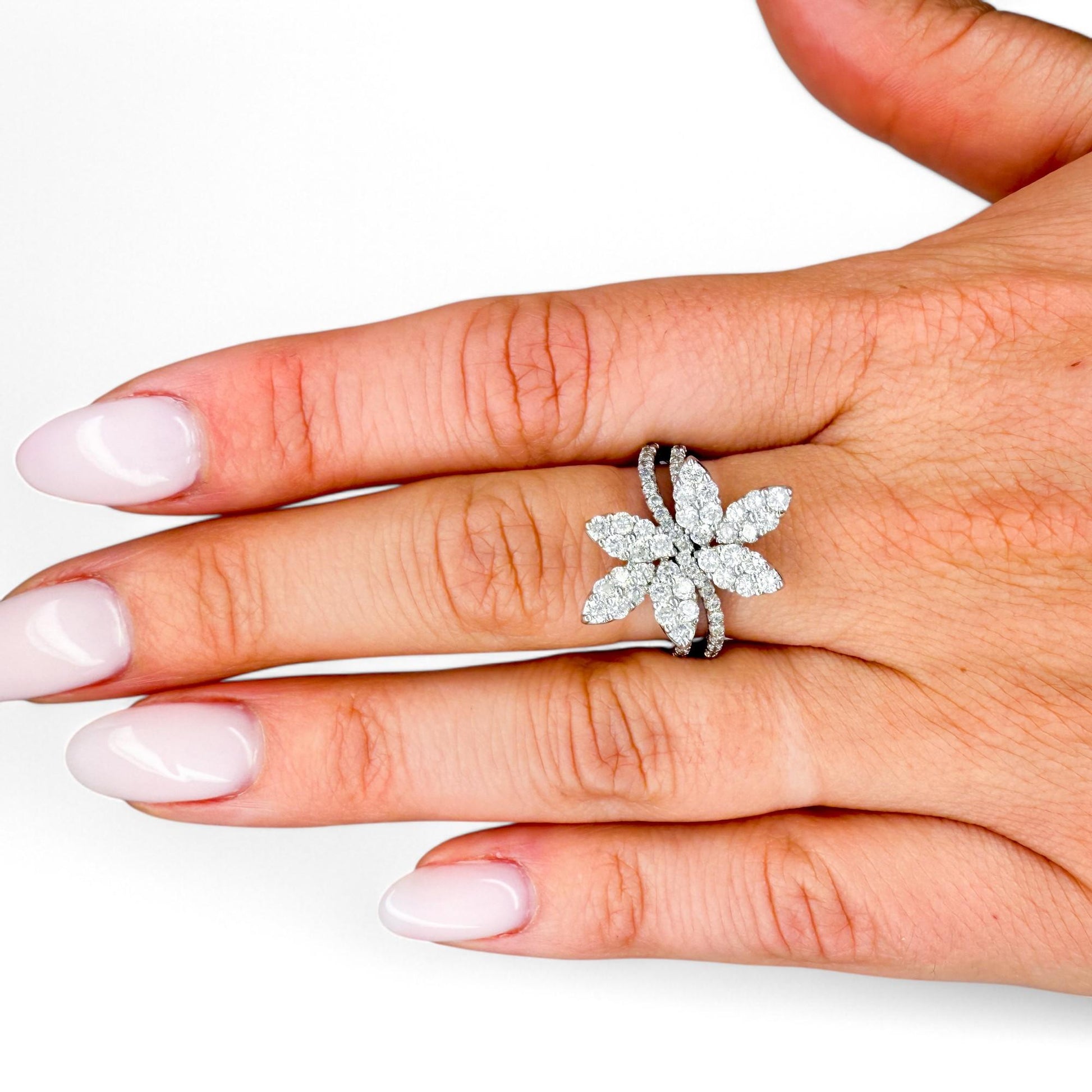 1.50 cttw. White Diamond Flower Ring in 18k White Gold 7US 5.70g.