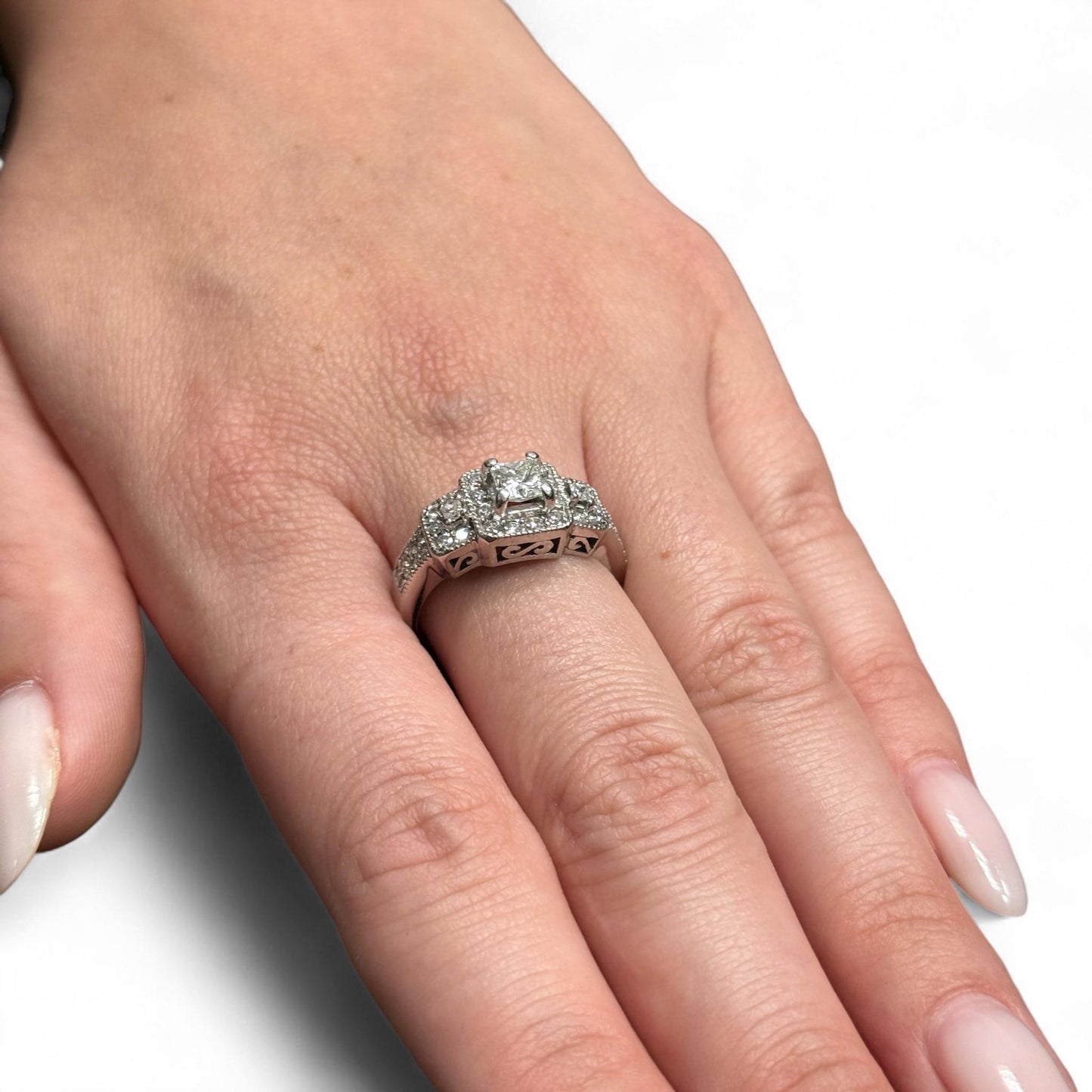 1.07cttw. White Diamond Ring in 14k White Gold 8.5US 7.3g.