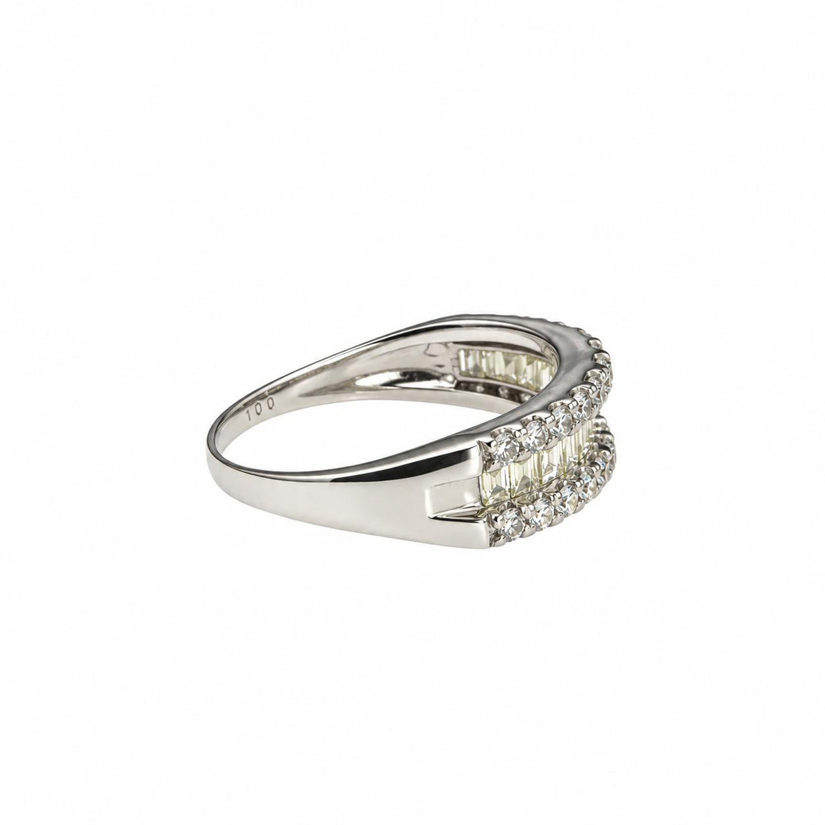1cttw. White Diamond Baguette Ring in 18k White Gold 7US 3.90g.