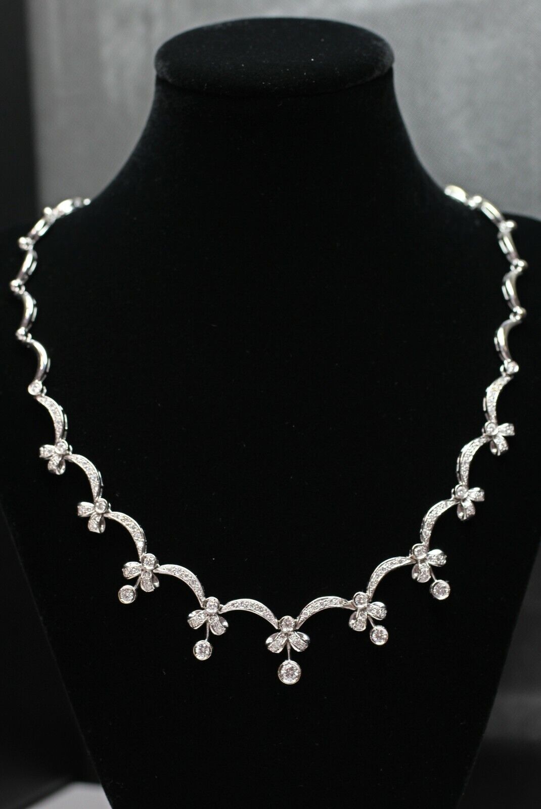 18k White Gold Scalloped Collar Diamond Necklace 3.00ctw 16"