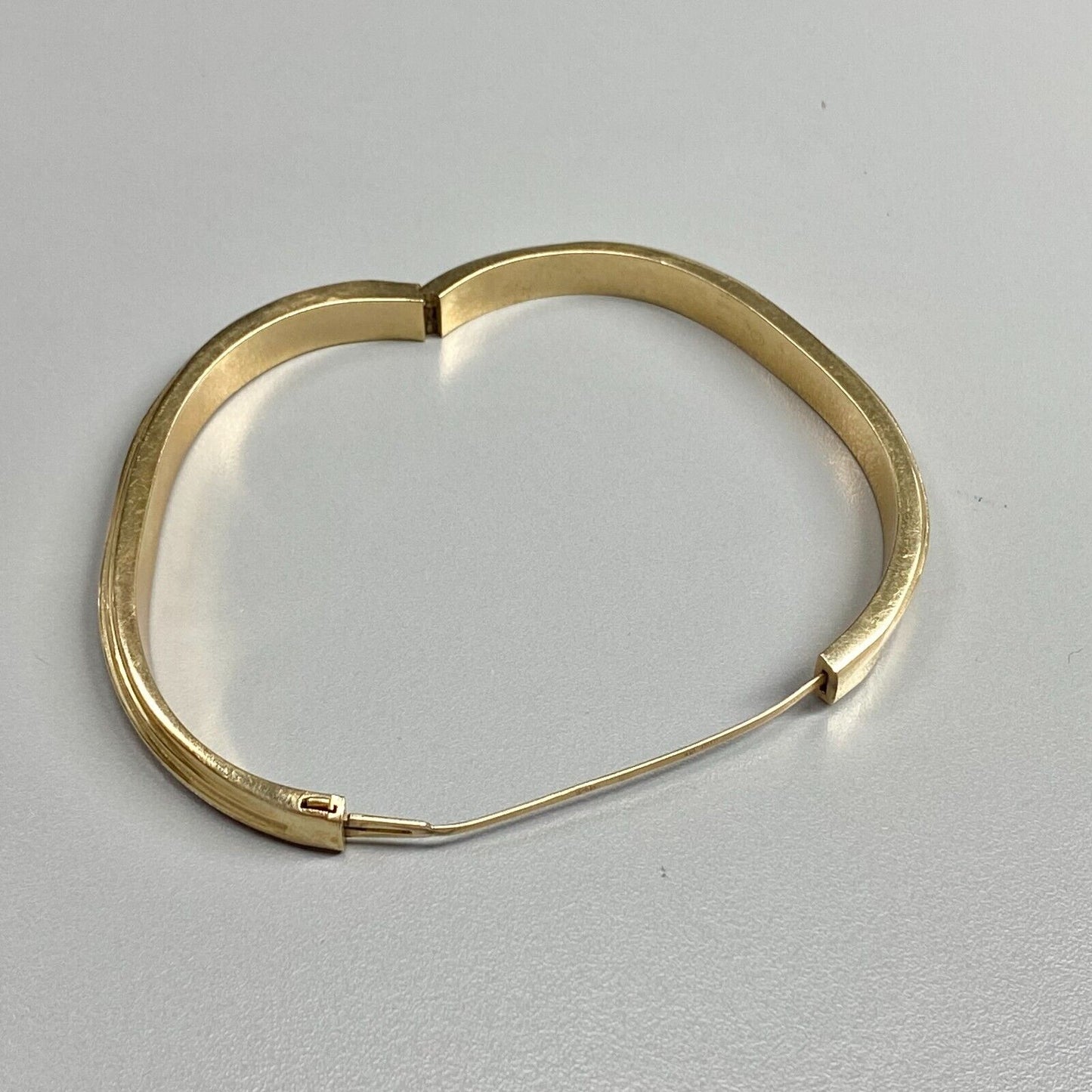 14k Yellow Gold Hollow  Bangle Bracelet 14gr 7"