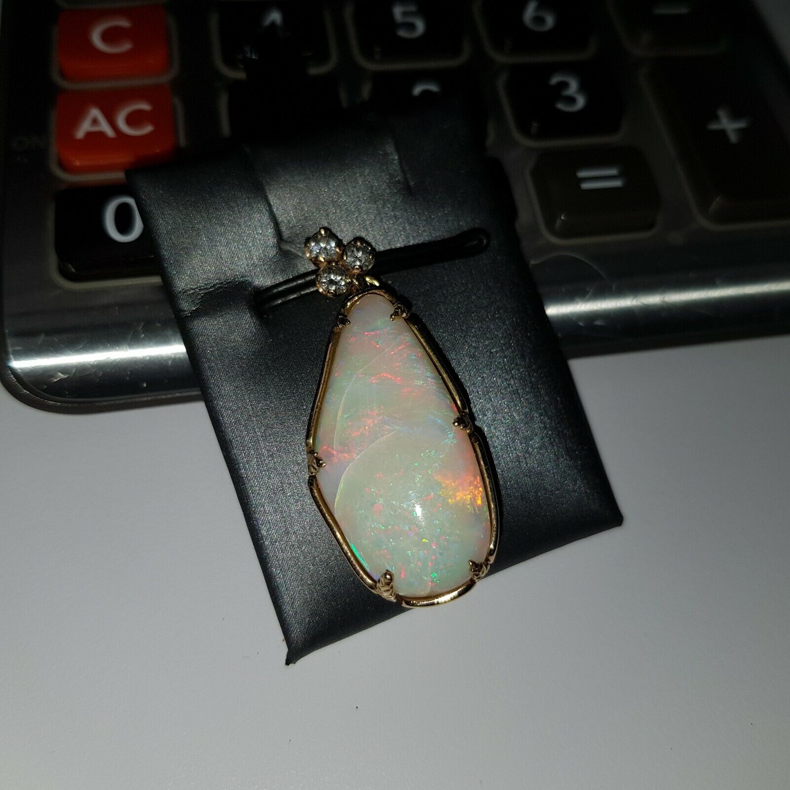 VINTAGE WHITE OPAL PENDANT IN 14K YELLOW GOLD WITH 0.30ctw DIAMONDS